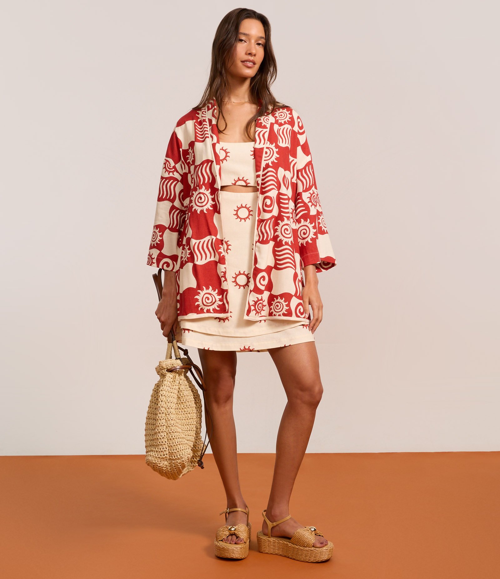 Kimono Alongado em Viscose com Estampa Quadriculada de Solzinhos Vermelho 7