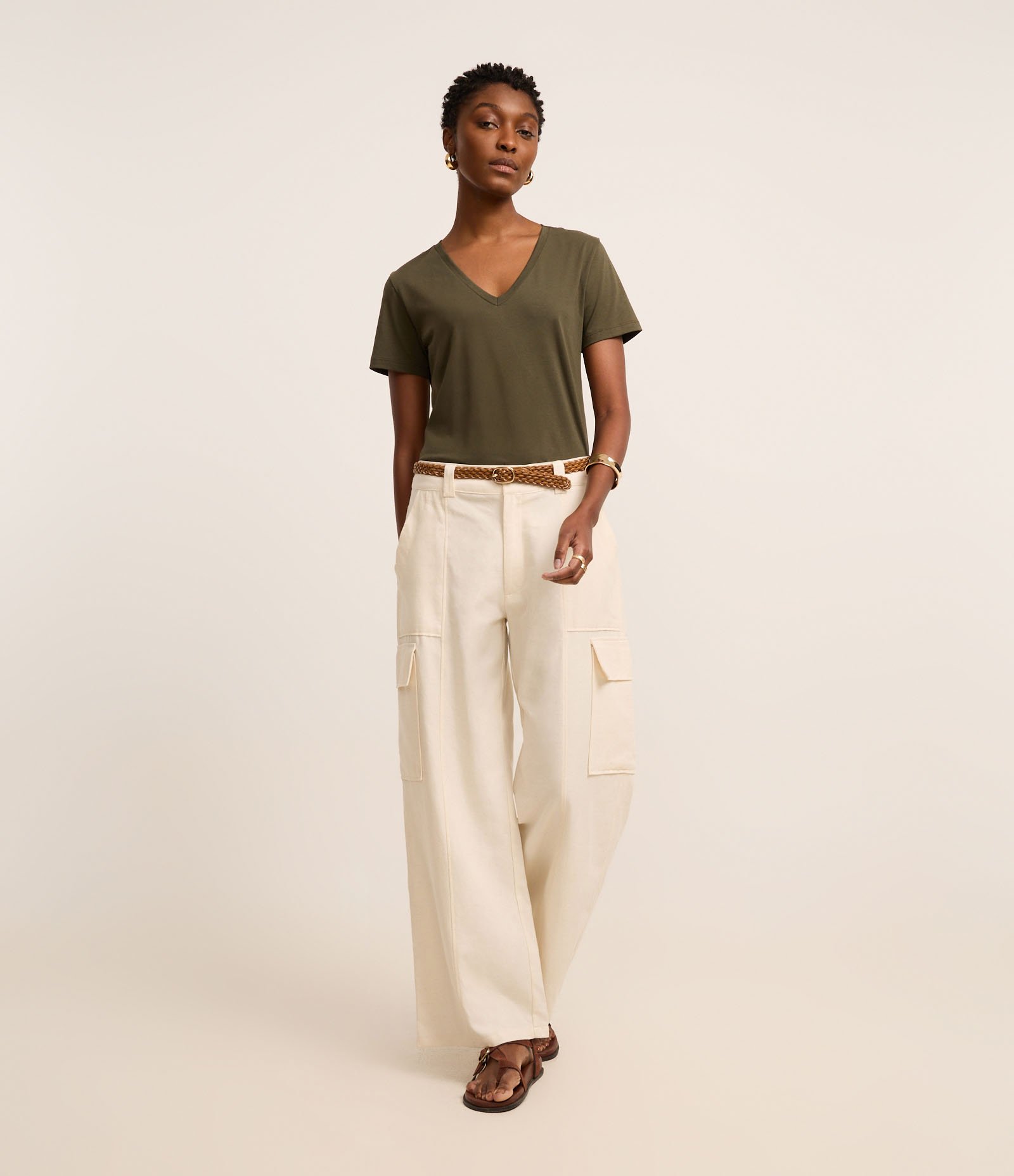 Blusa Básica em Algodão Peruano com Decote V Verde Oliva 2