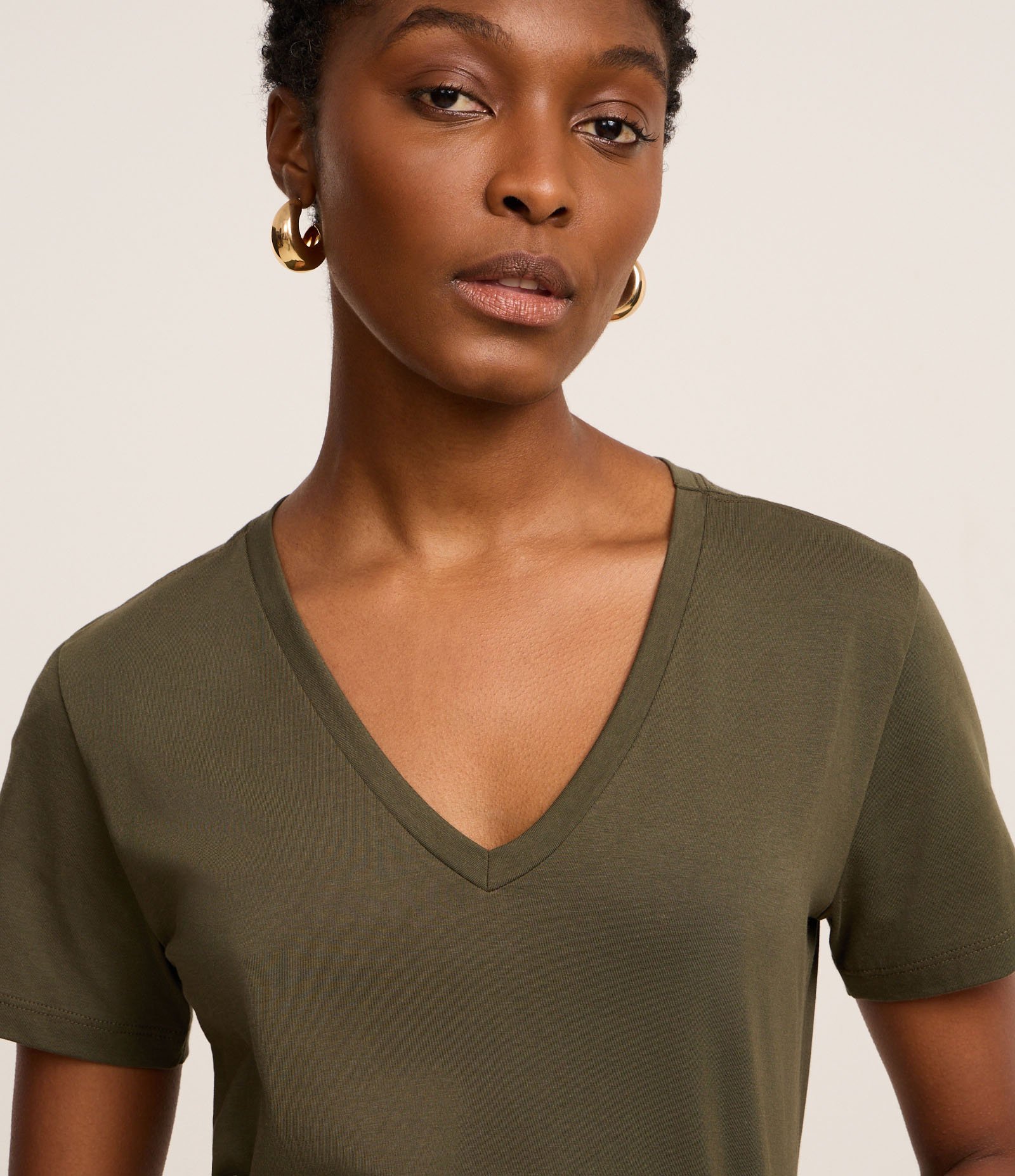 Blusa Básica em Algodão Peruano com Decote V Verde Oliva 3