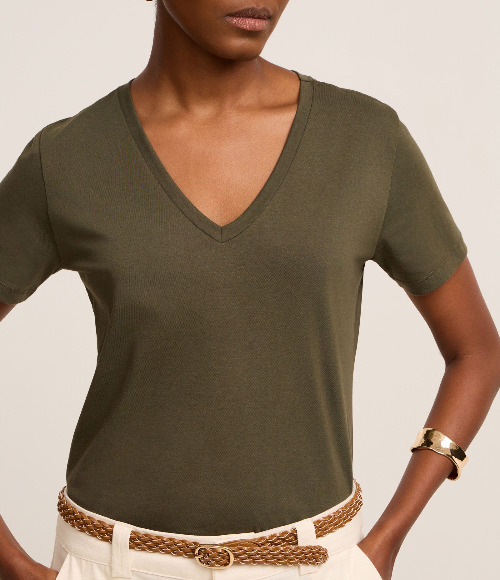 Blusa Básica em Algodão Peruano com Decote V Verde Oliva 4