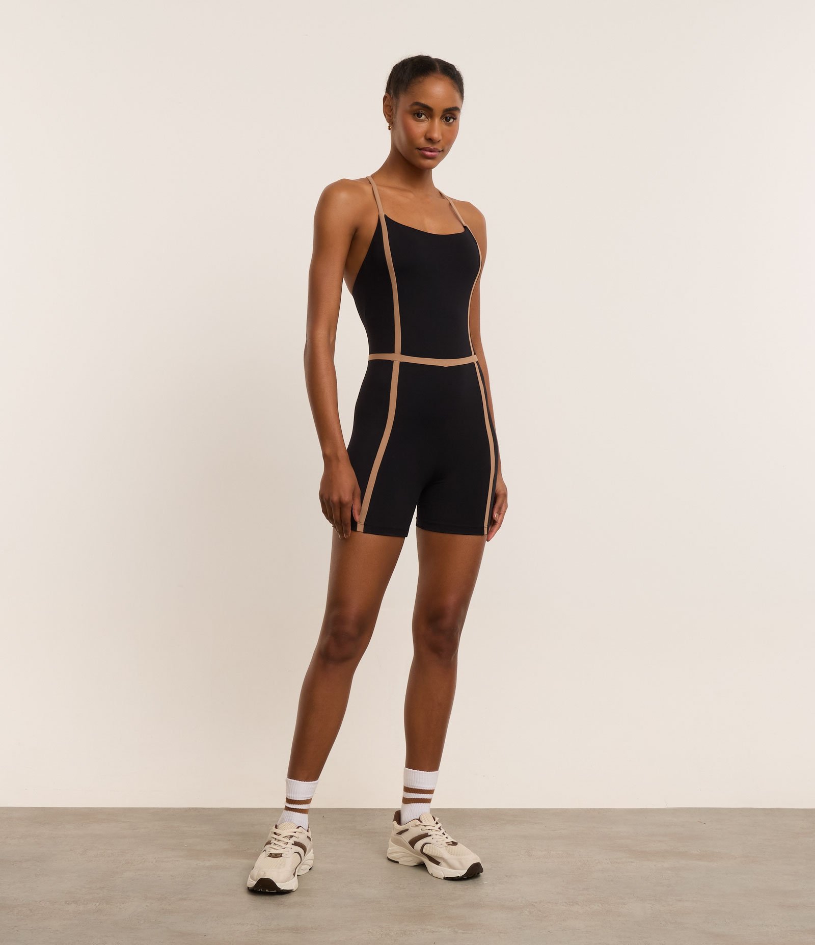 Macaquinho Esportivo em Microfibra com Linhas Contrastantes Preto 5