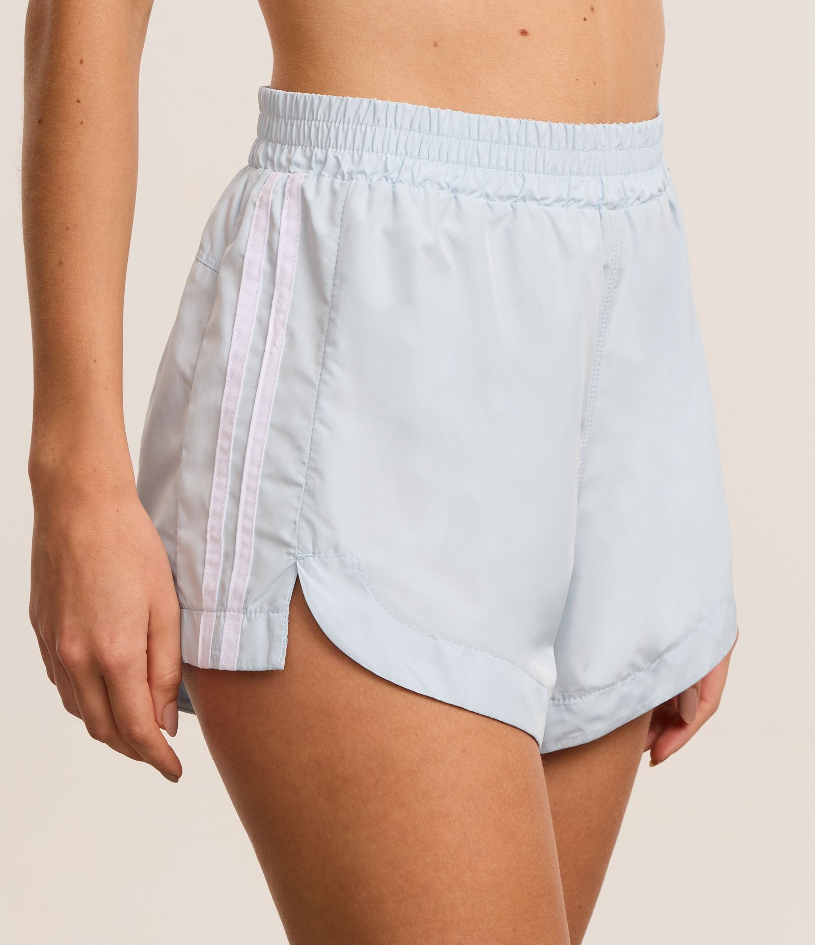 Bermuda Runner Esportiva com Listras Laterais Azul 2