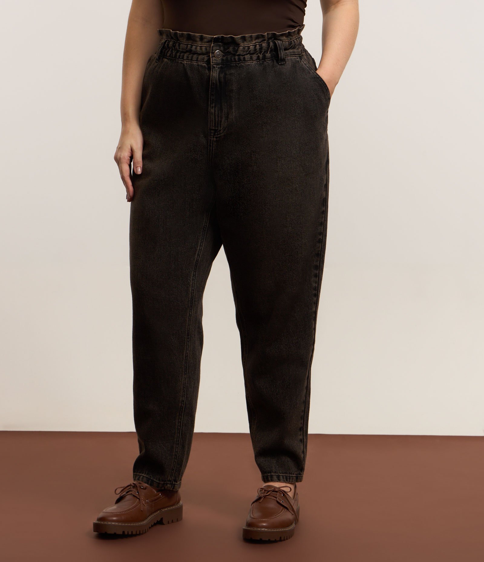 Calça Jeans Clochard com Sobretinto Contrastante Curve & Plus Size Preto/Marrom 2