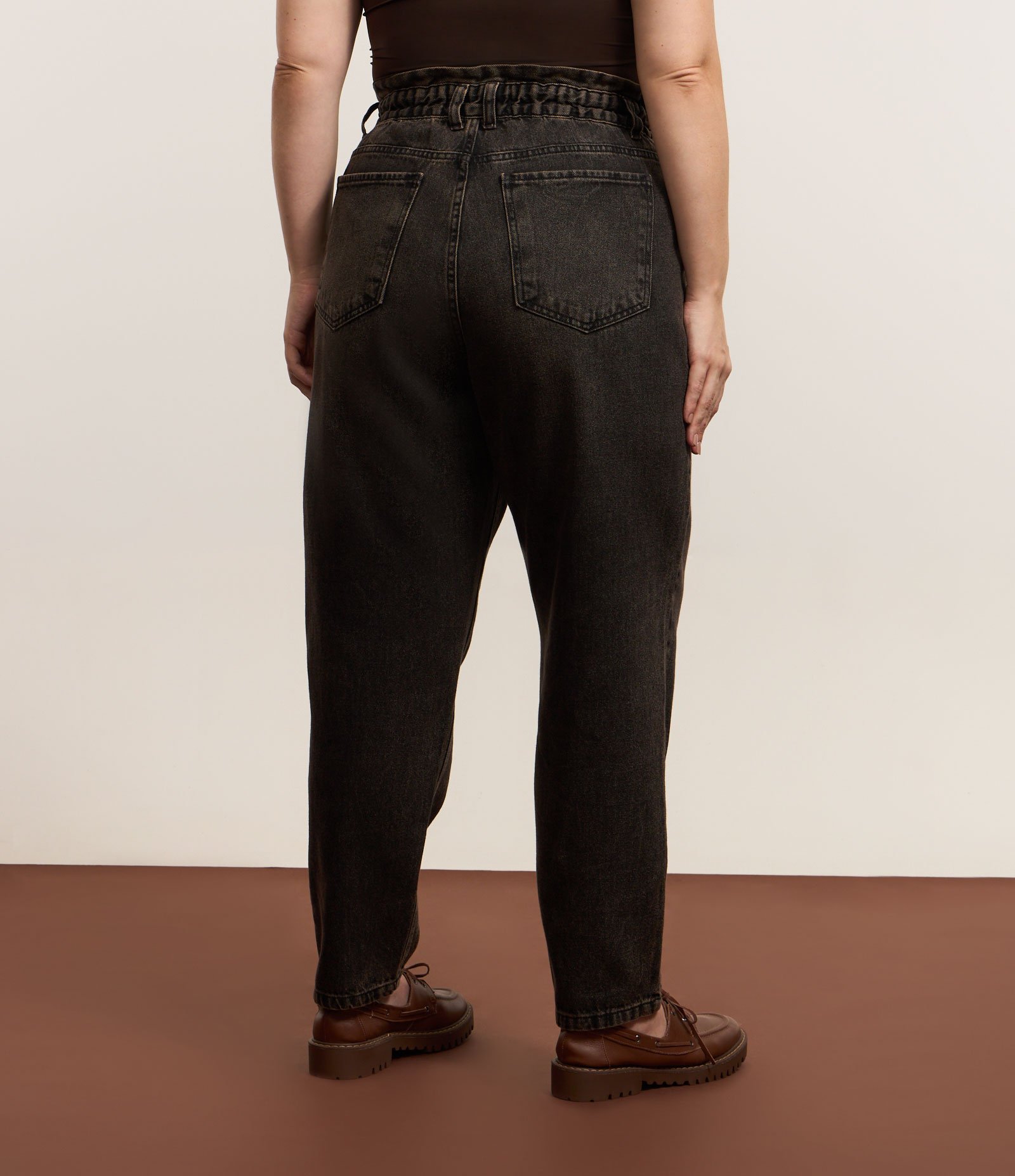 Calça Jeans Clochard com Sobretinto Contrastante Curve & Plus Size Preto/Marrom 3