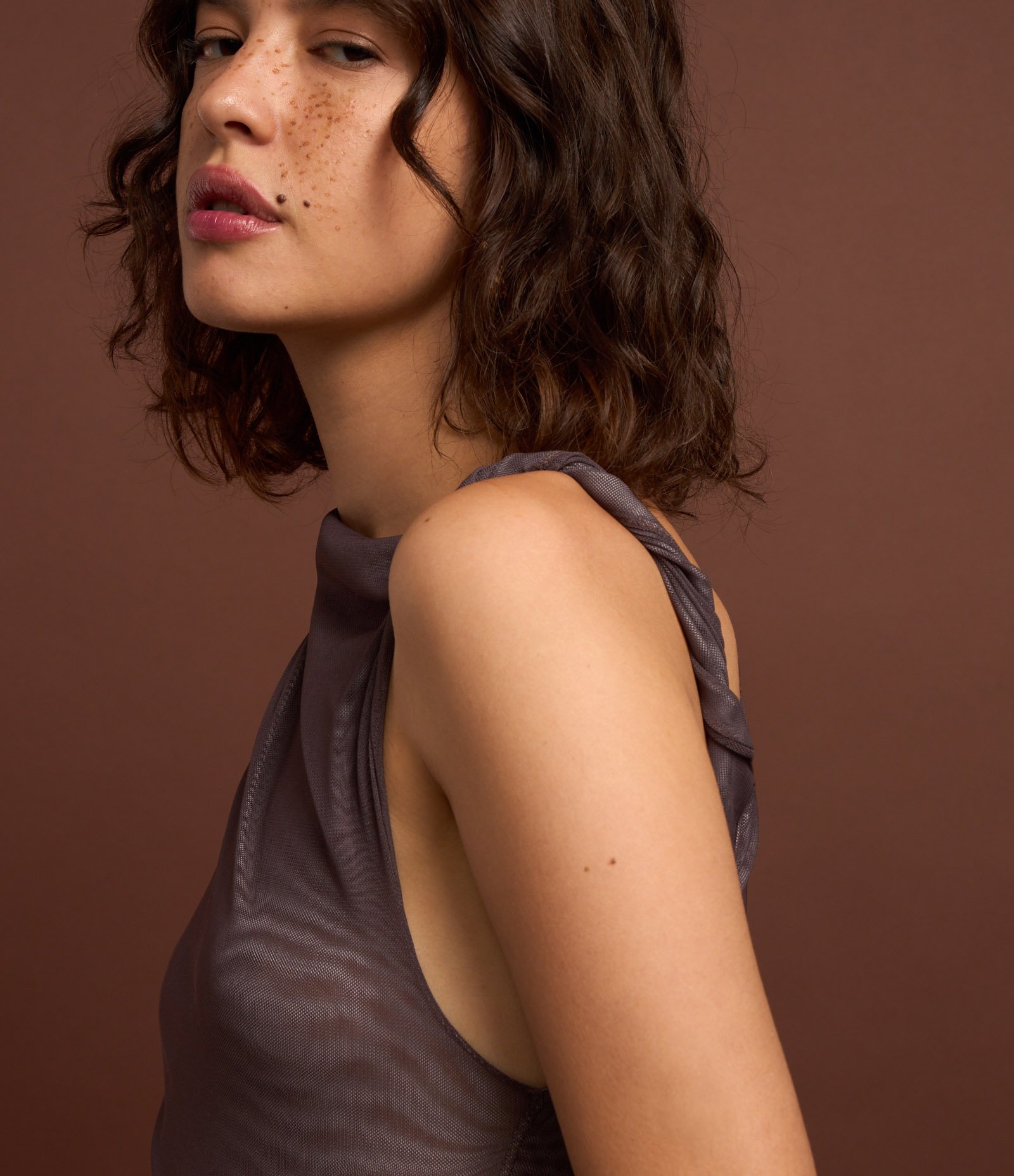 Body em Tule com Decote Assimétrico Marrom 8