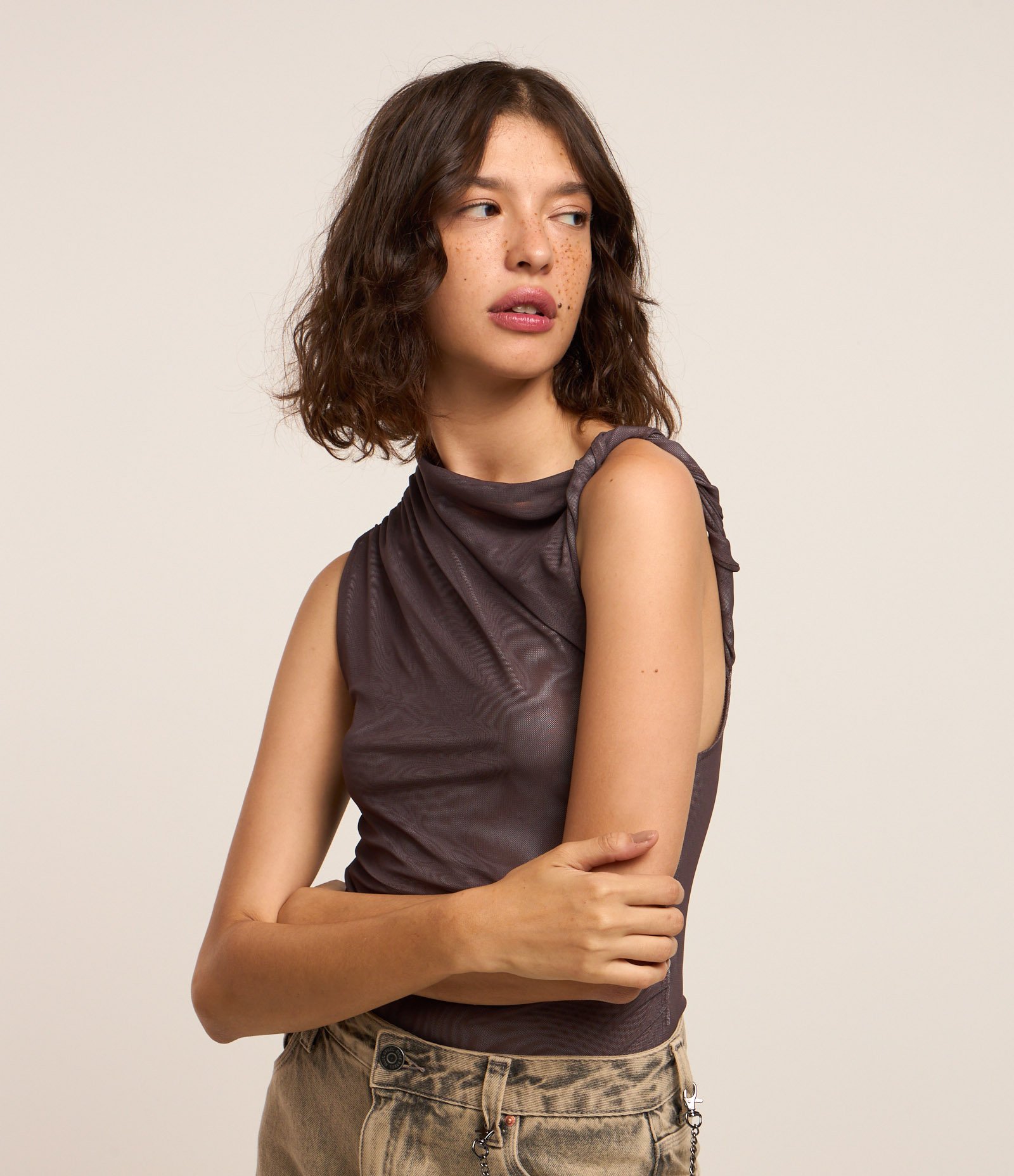Body em Tule com Decote Assimétrico Marrom 1