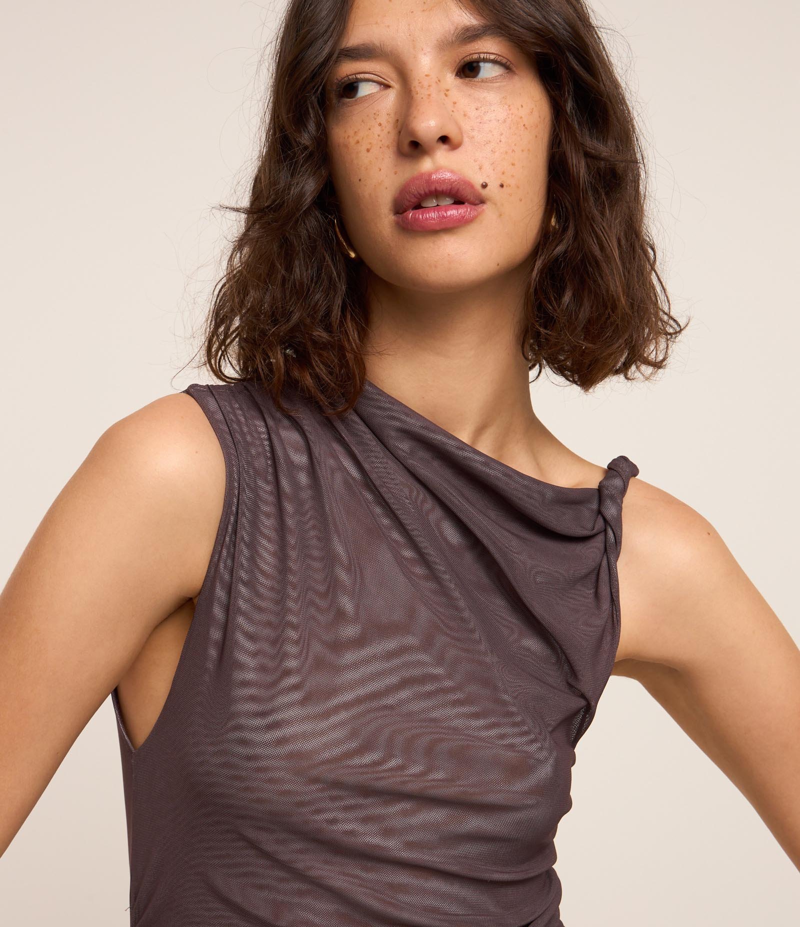 Body em Tule com Decote Assimétrico Marrom 5