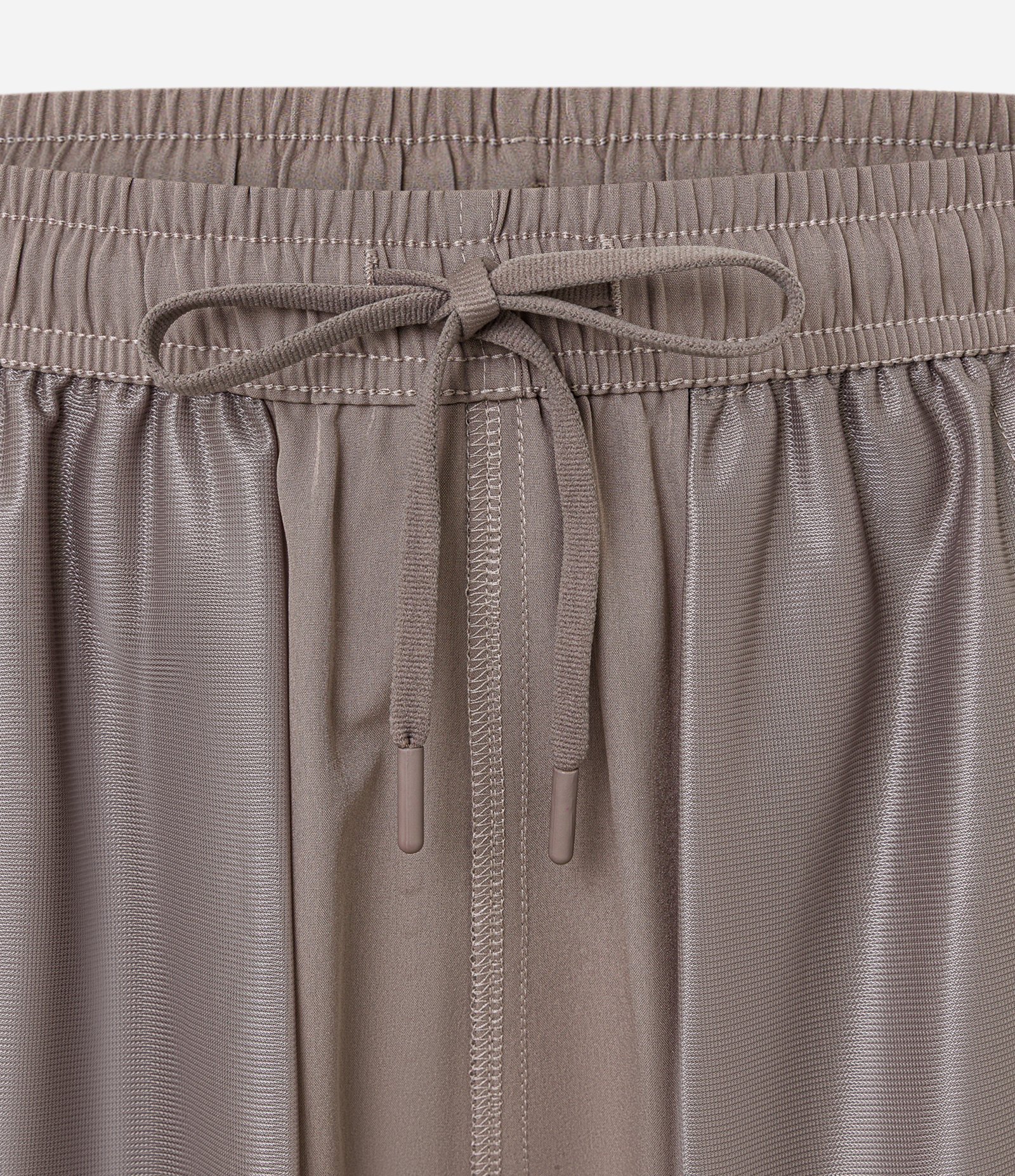 Bermuda Esportiva com Laser Cut e Bolsos com Zíper Marrom Acinzentado 8