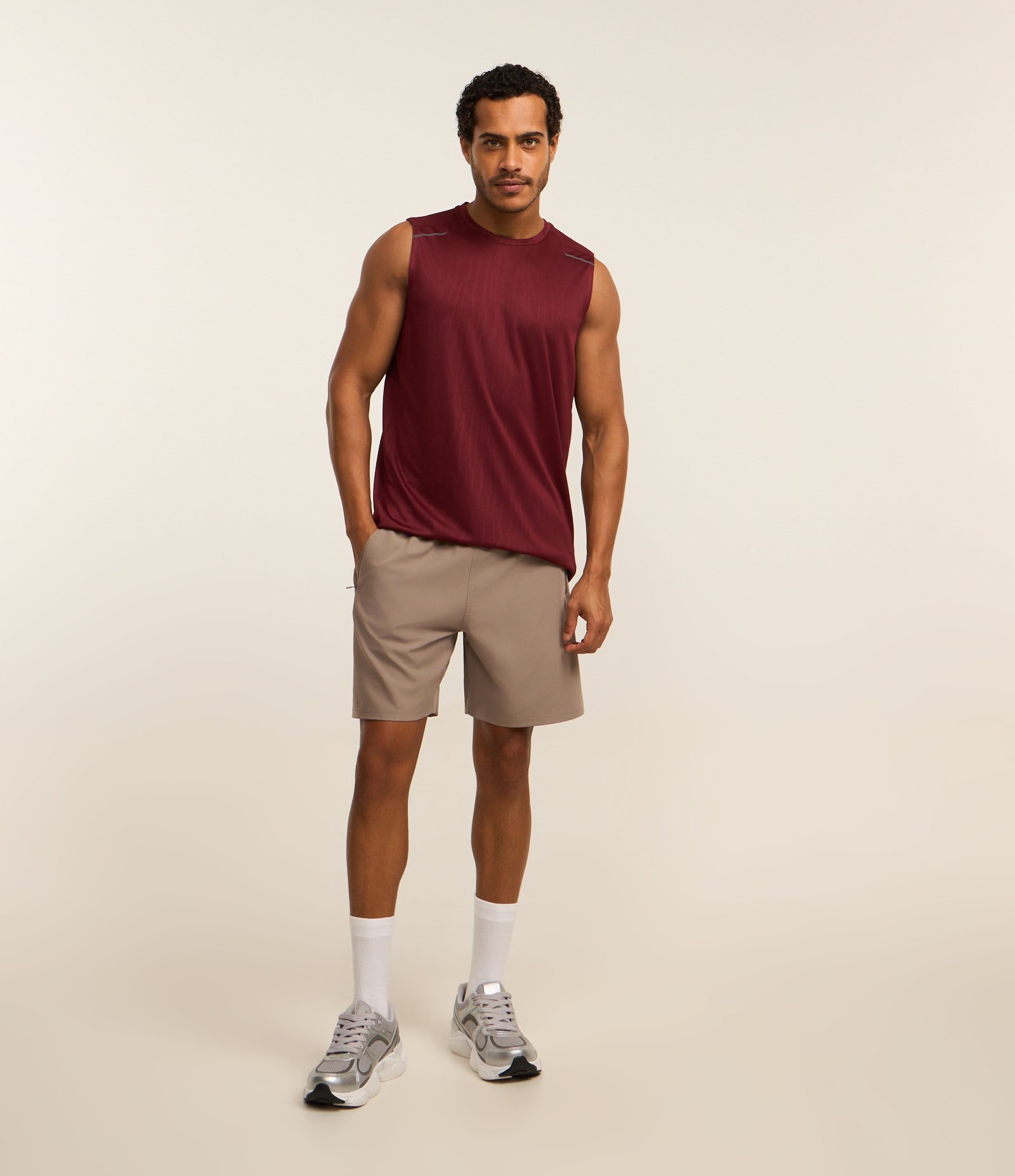 Bermuda Esportiva com Laser Cut e Bolsos com Zíper Marrom Acinzentado 1