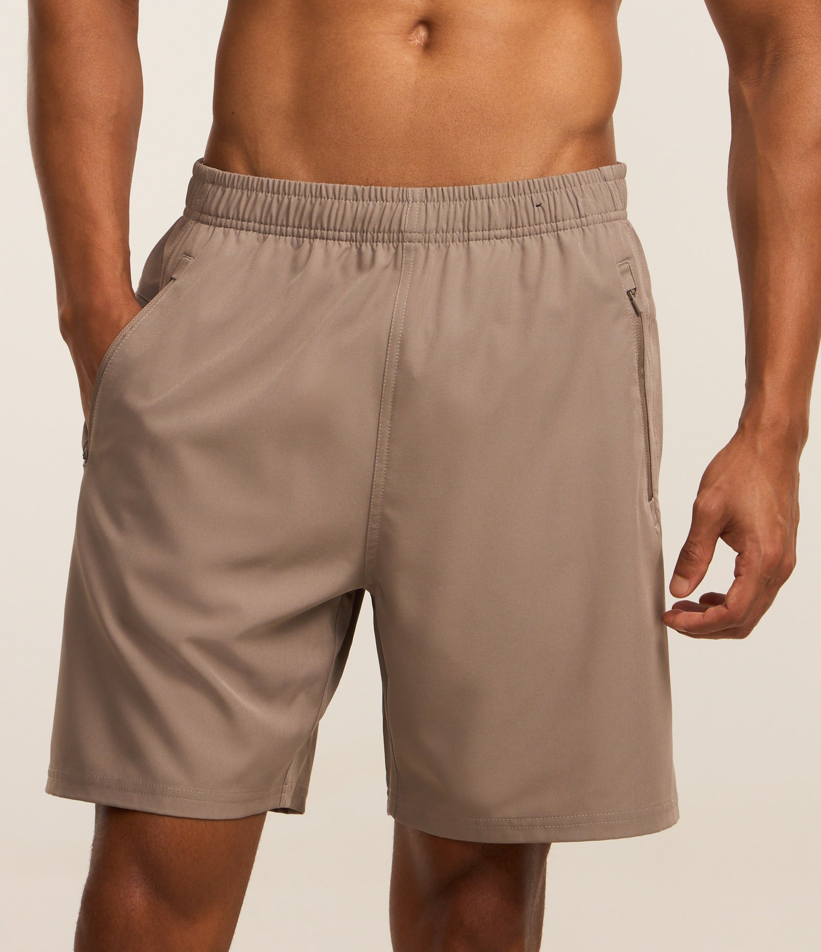 Bermuda Esportiva com Laser Cut e Bolsos com Zíper Marrom Acinzentado 2