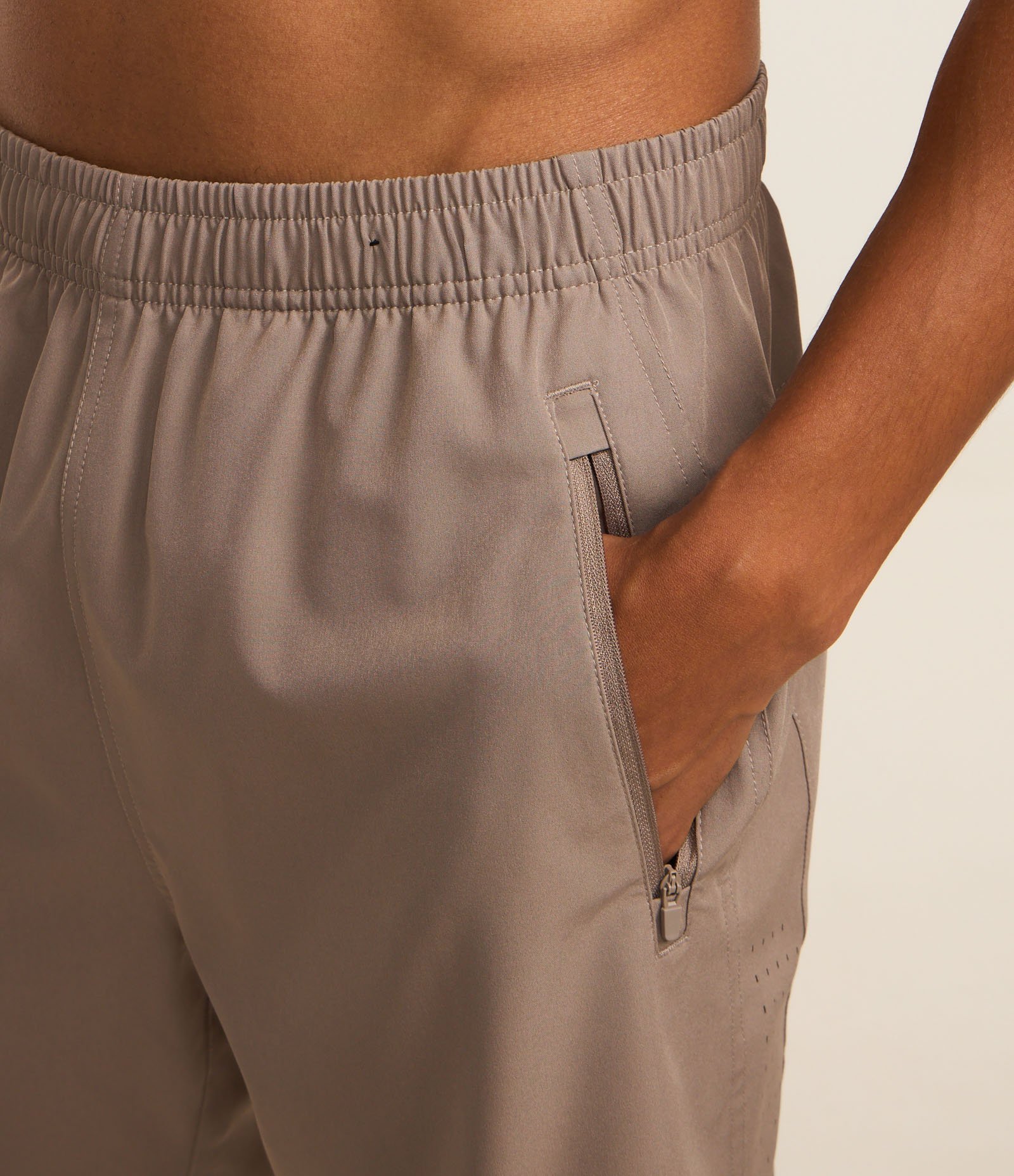 Bermuda Esportiva com Laser Cut e Bolsos com Zíper Marrom Acinzentado 3