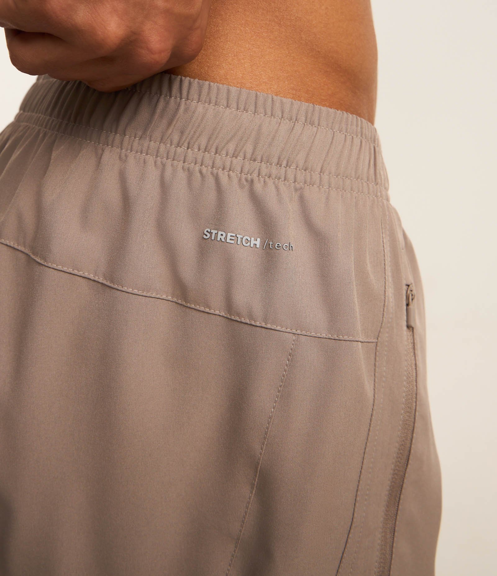 Bermuda Esportiva com Laser Cut e Bolsos com Zíper Marrom Acinzentado 5