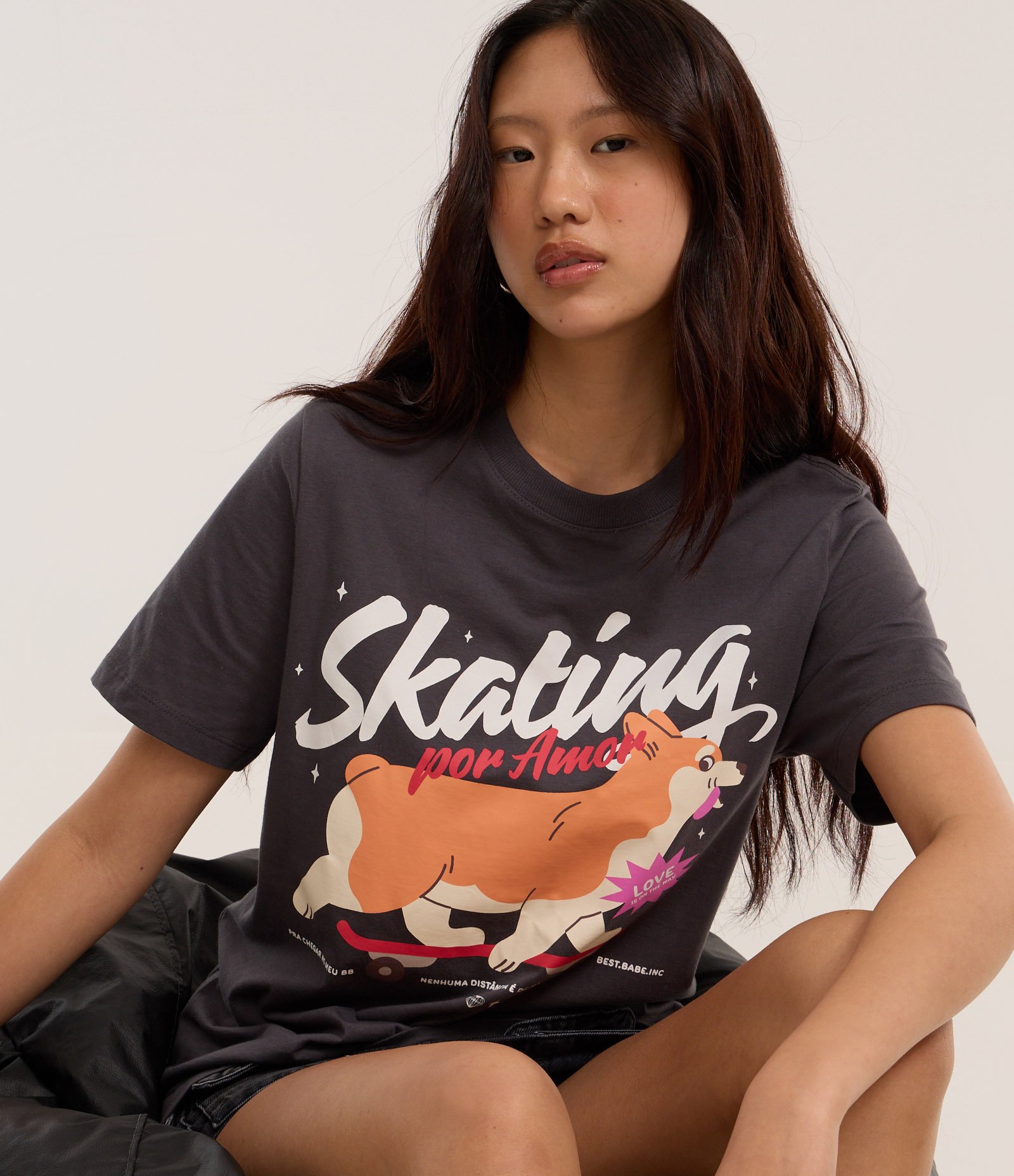 Camiseta T-shirt em Algodão com Estampa Corgi Skating por Amor Cinza 1
