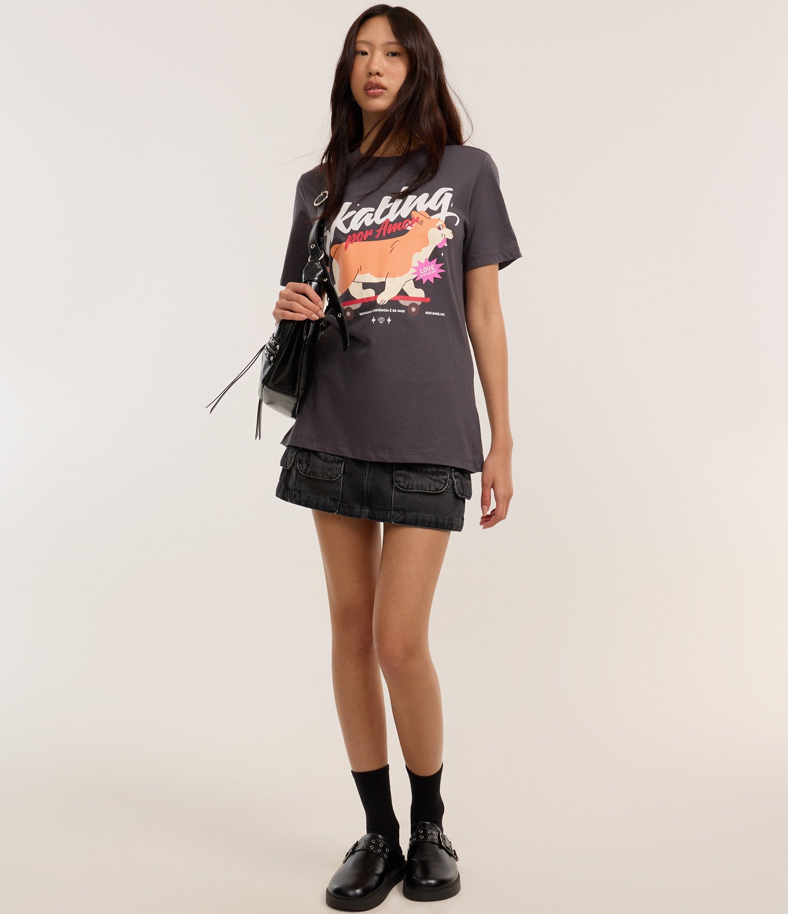 Camiseta T-shirt em Algodão com Estampa Corgi Skating por Amor Cinza 2