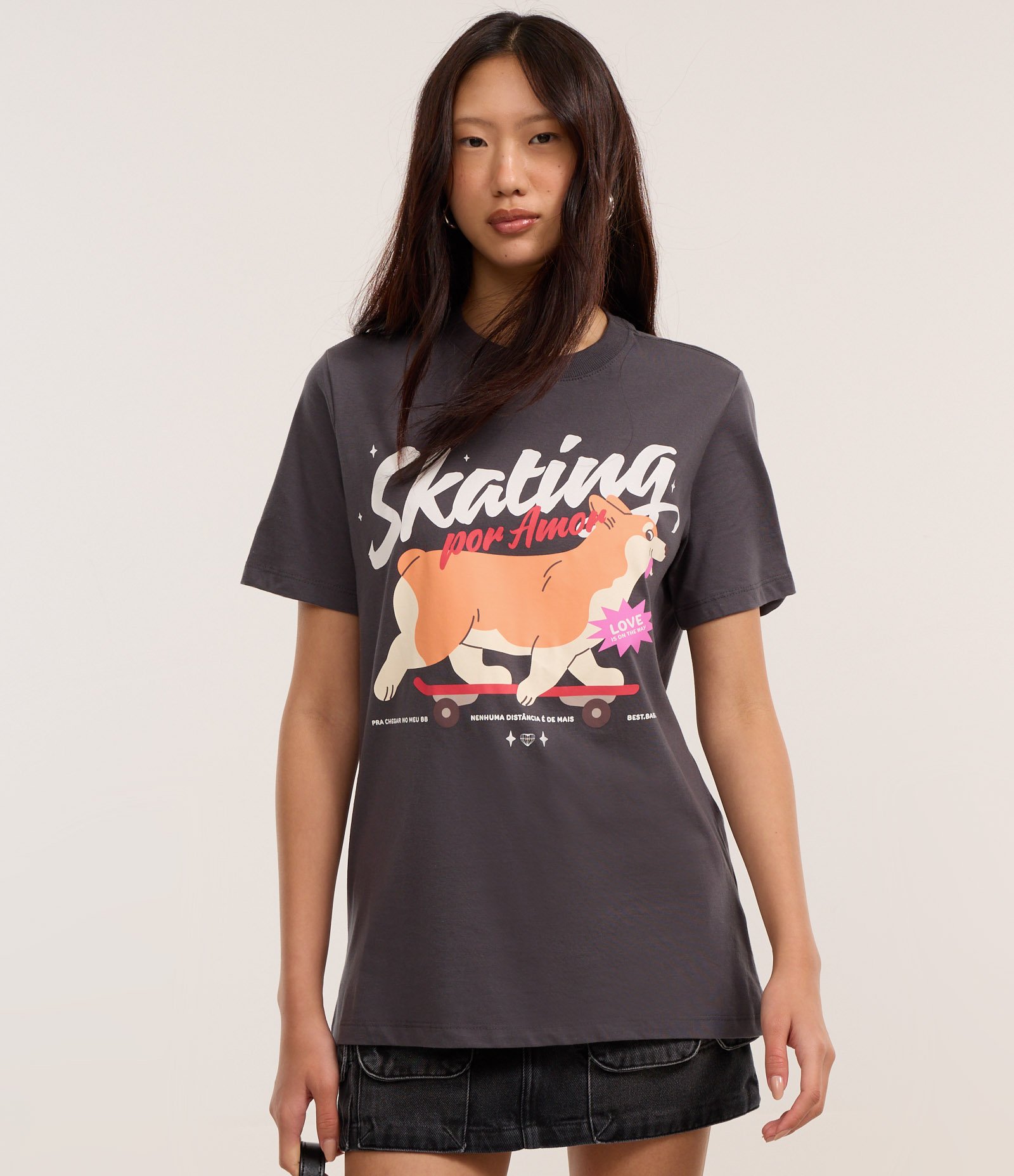 Camiseta T-shirt em Algodão com Estampa Corgi Skating por Amor Cinza 3