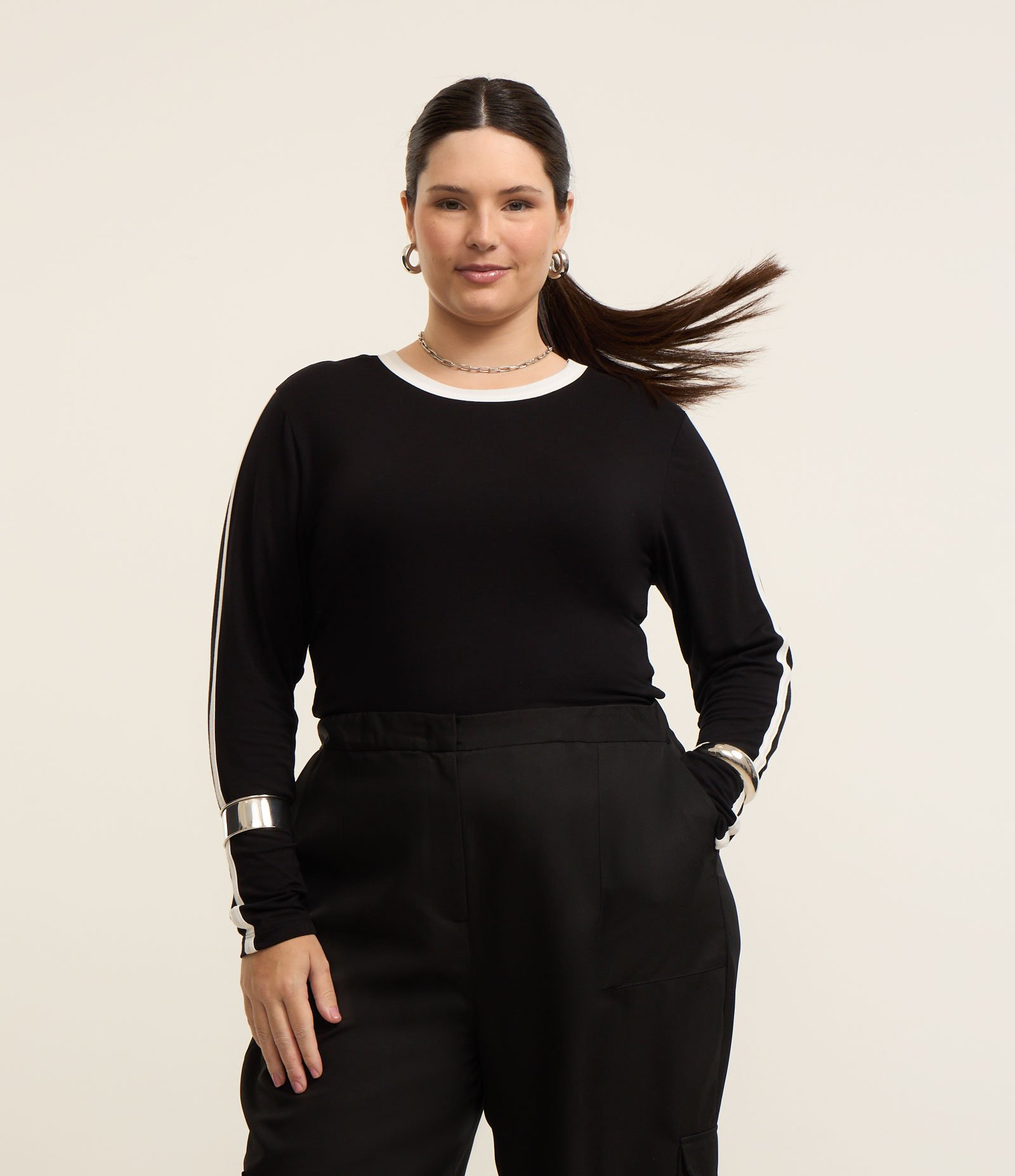 Blusa em Viscolycra com Contrastantes e Listras Curve & Plus Size Preto 4