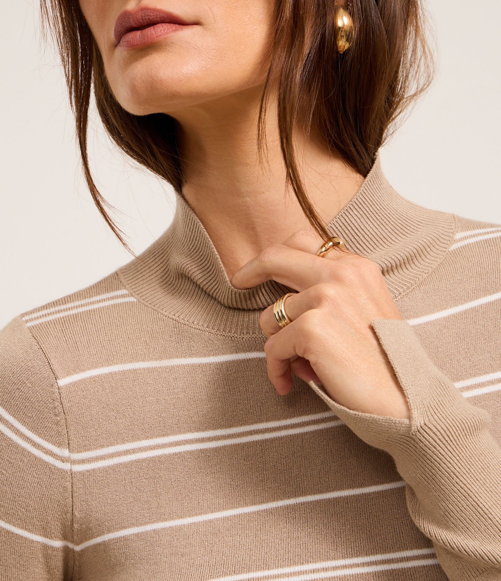Suéter Listrado em Tricô com Gola Alta Bege 3