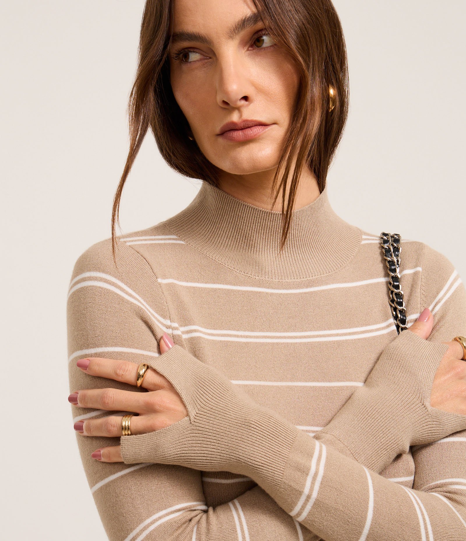 Suéter Listrado em Tricô com Gola Alta Bege 4