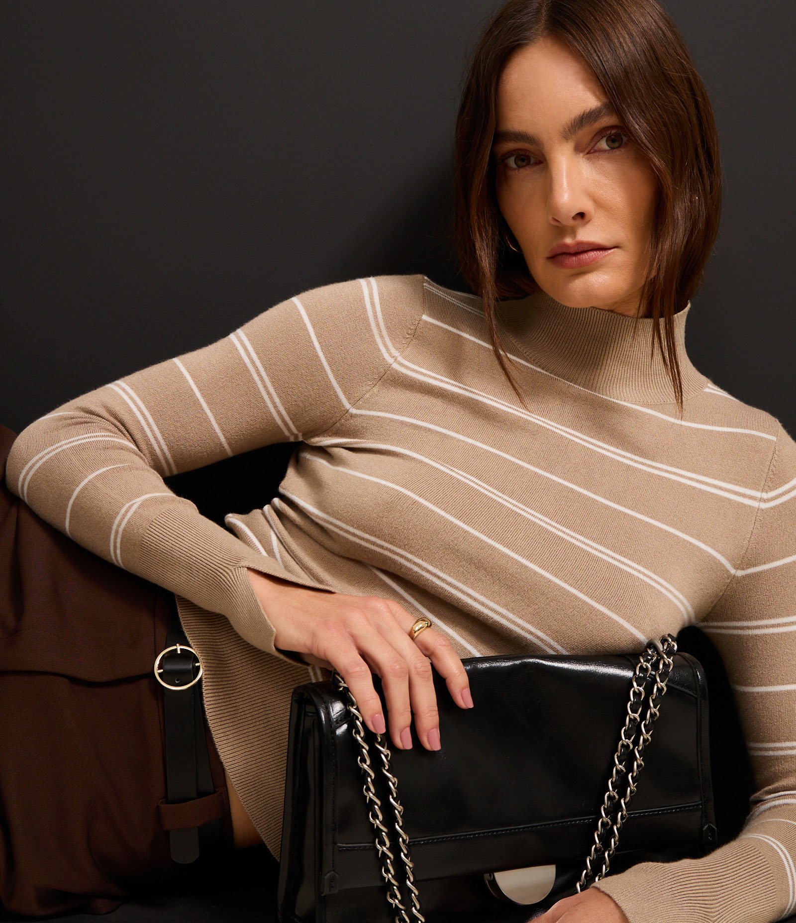 Suéter Listrado em Tricô com Gola Alta Bege 5