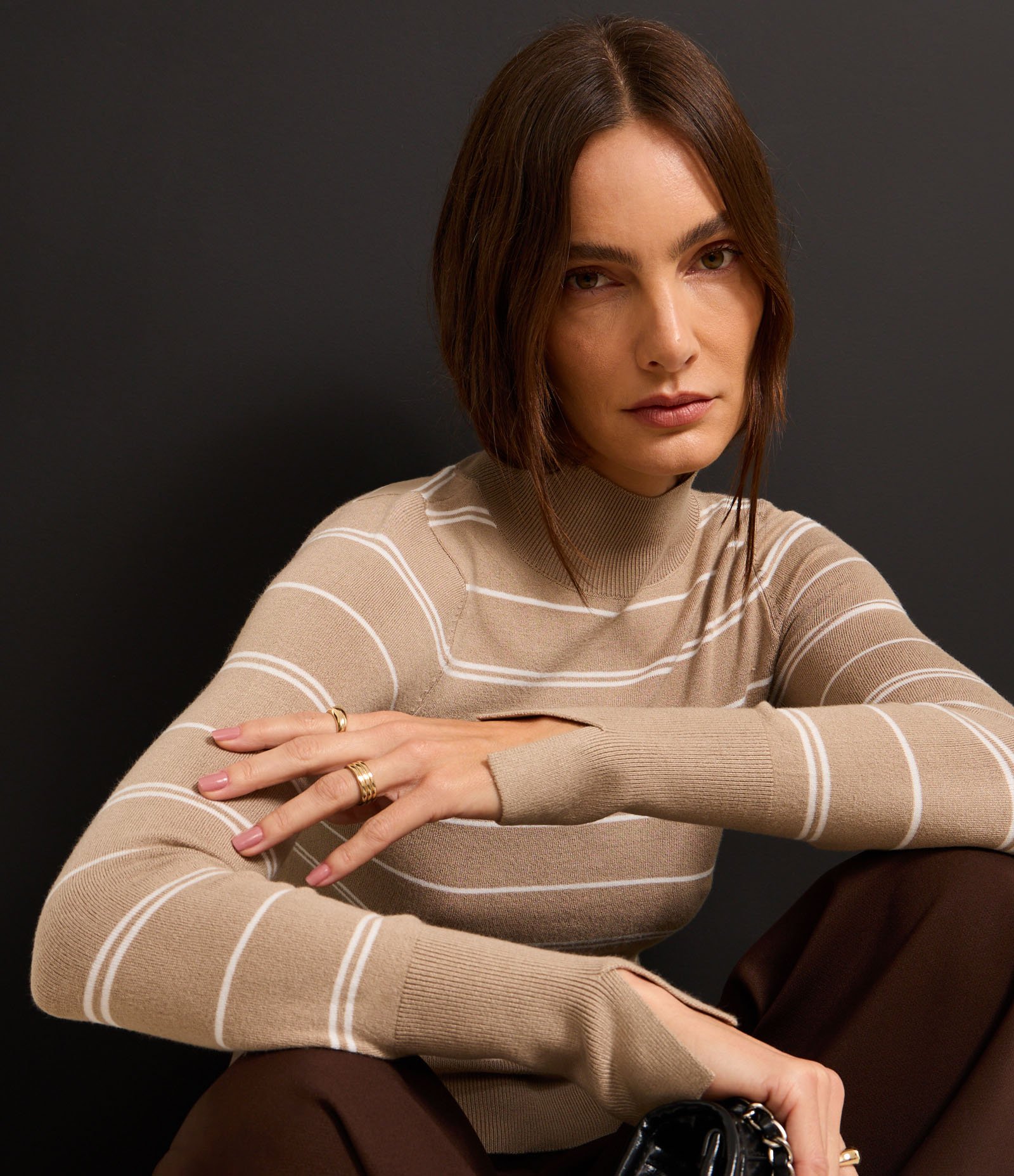 Suéter Listrado em Tricô com Gola Alta Bege 6