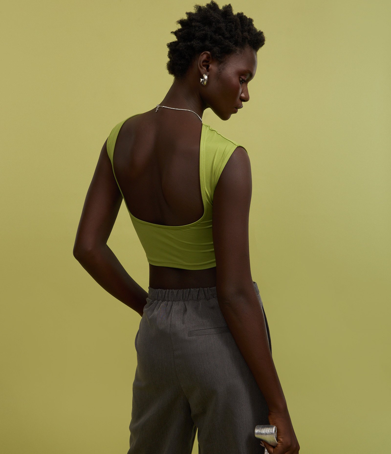 Blusa em Jersey com Costas Abertas e Sem Mangas Verde 4