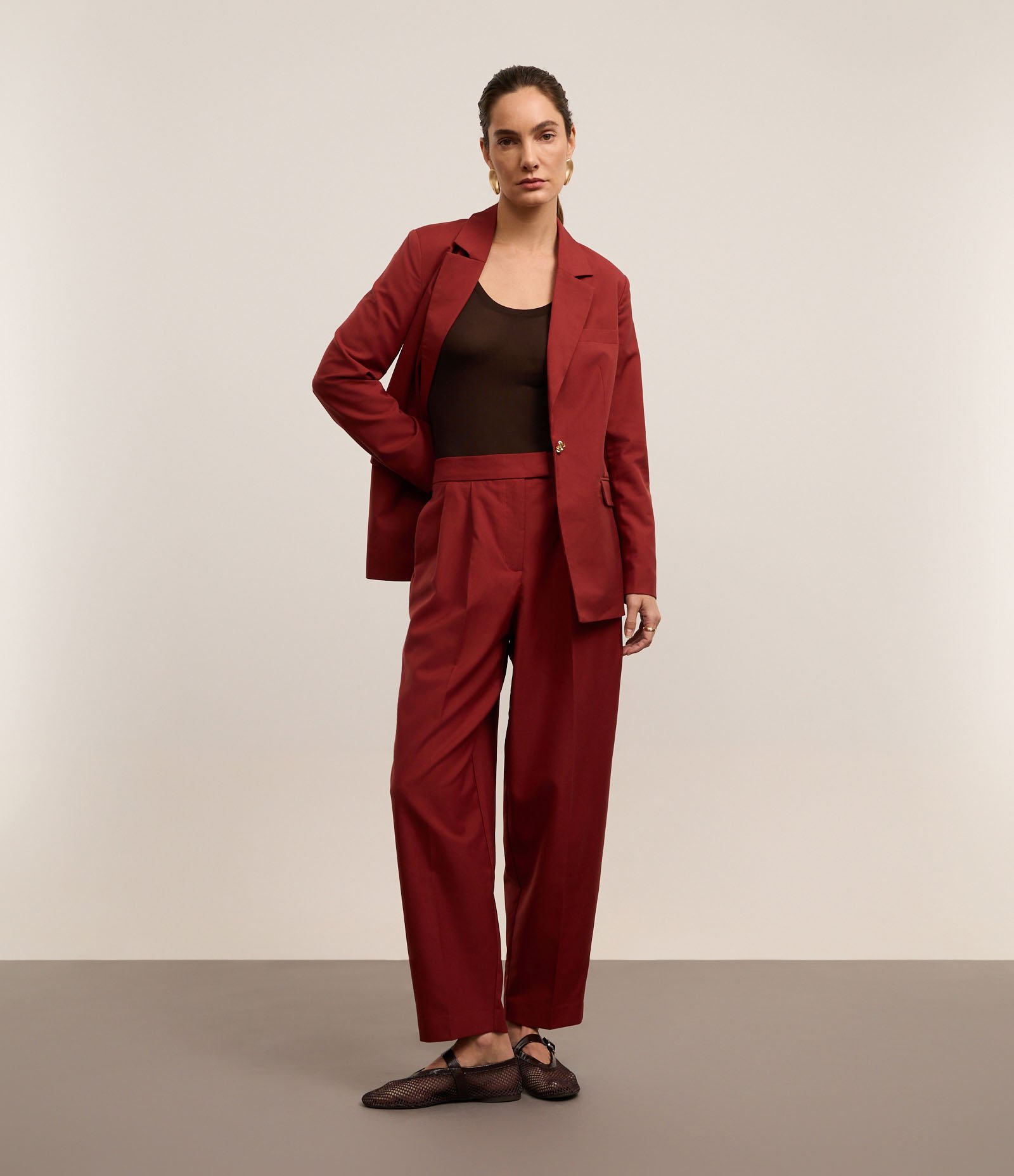 Calça Cenoura Alfaiataria Boho com Pregas Frontais Vermelho 1