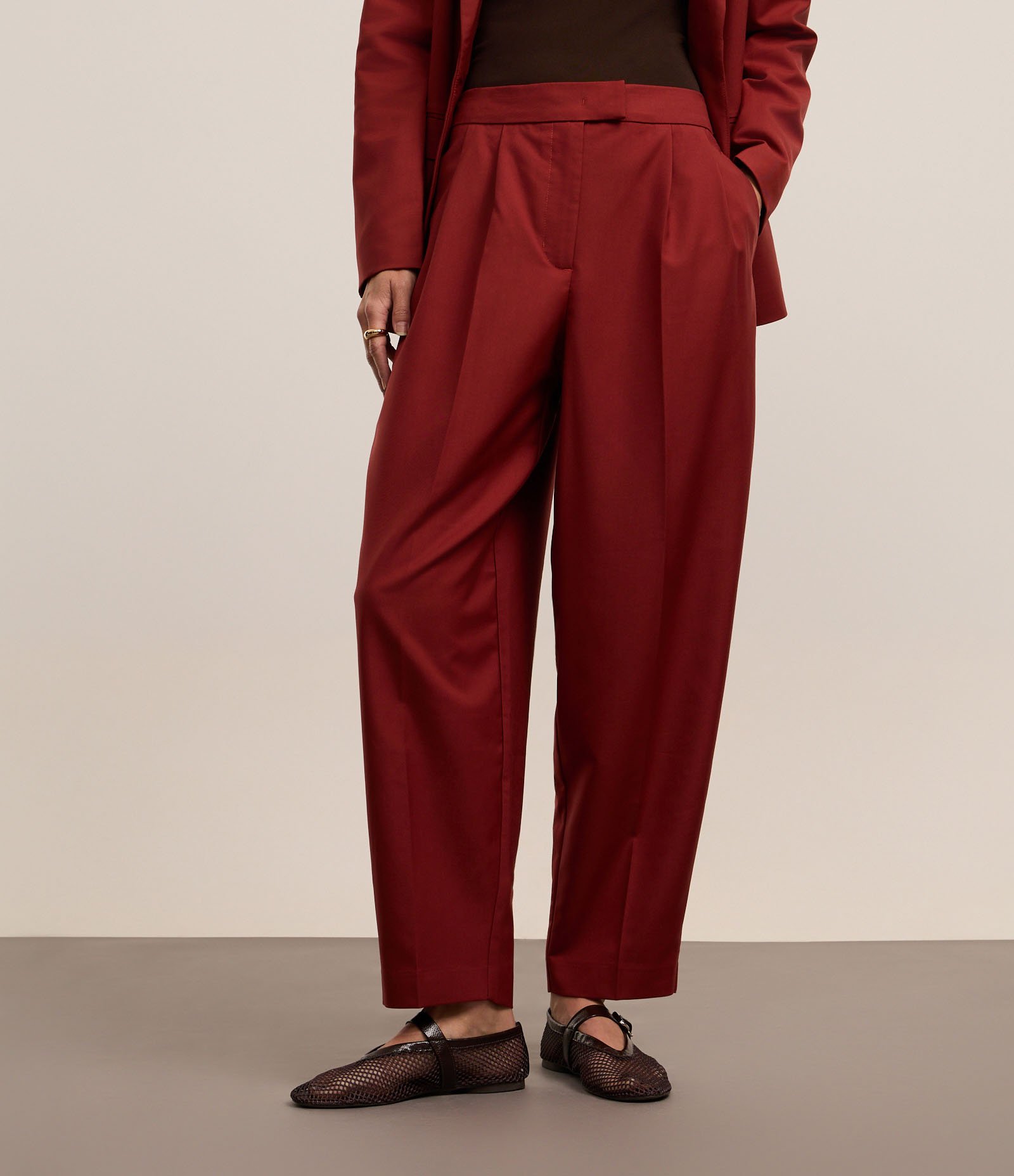 Calça Cenoura Alfaiataria Boho com Pregas Frontais Vermelho 3