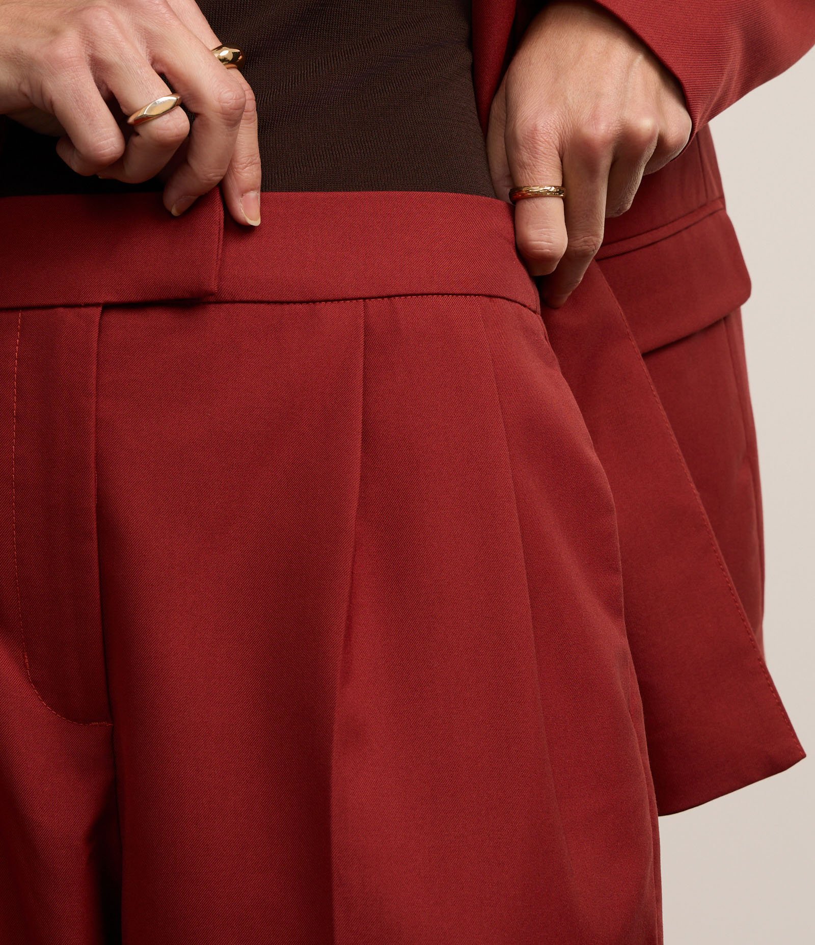 Calça Cenoura Alfaiataria Boho com Pregas Frontais Vermelho 4