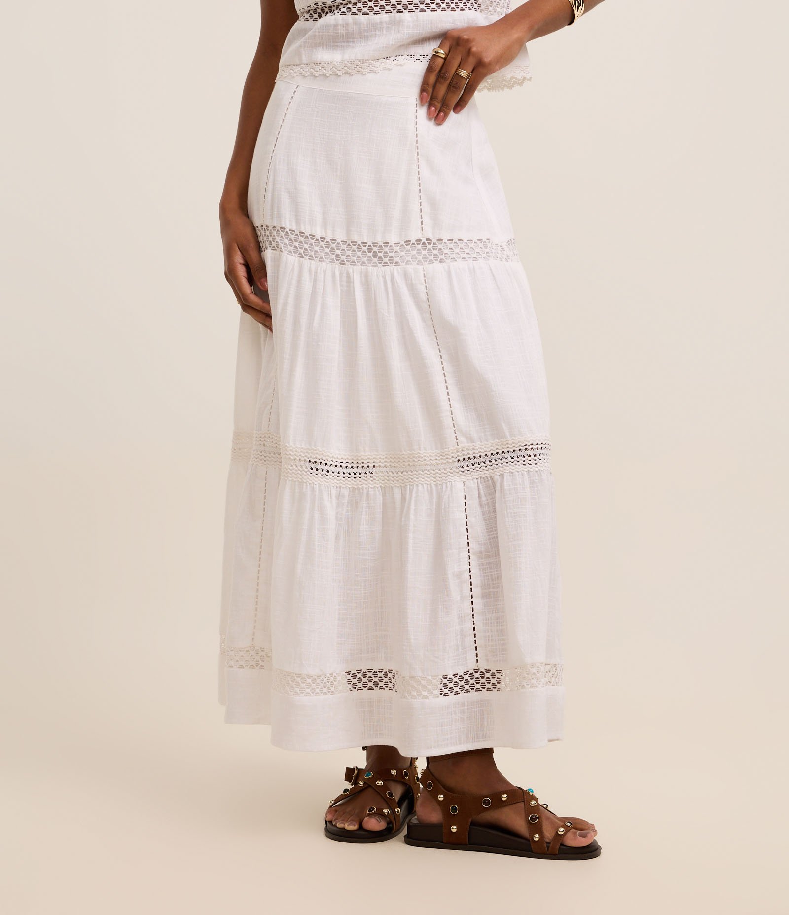 Saia Evasê Midi em Voal com Recorte Franzido e Entremeios Branco 3