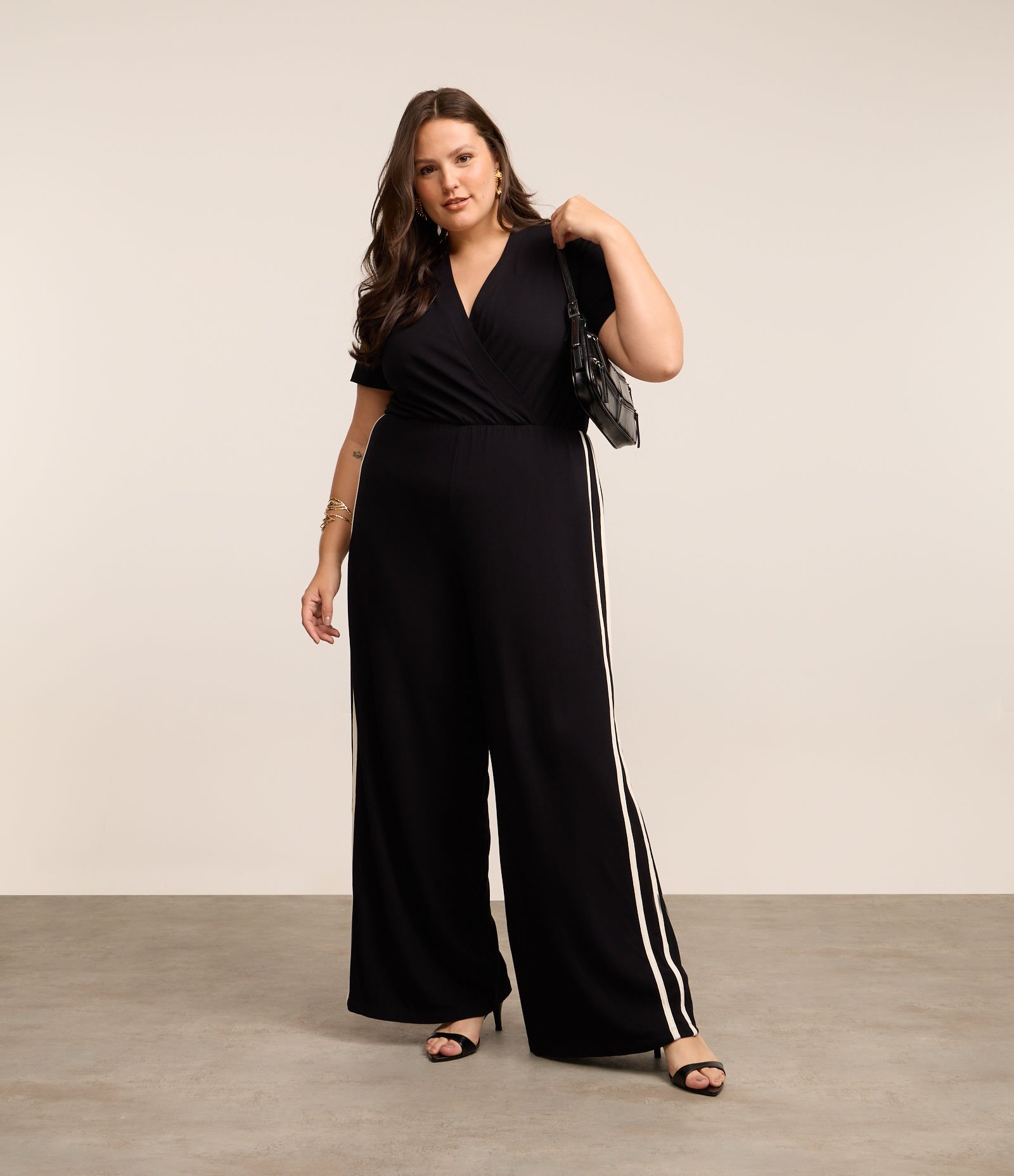 Macacão em Viscose com Decote Transpassado Curve & Plus Size Preto 1