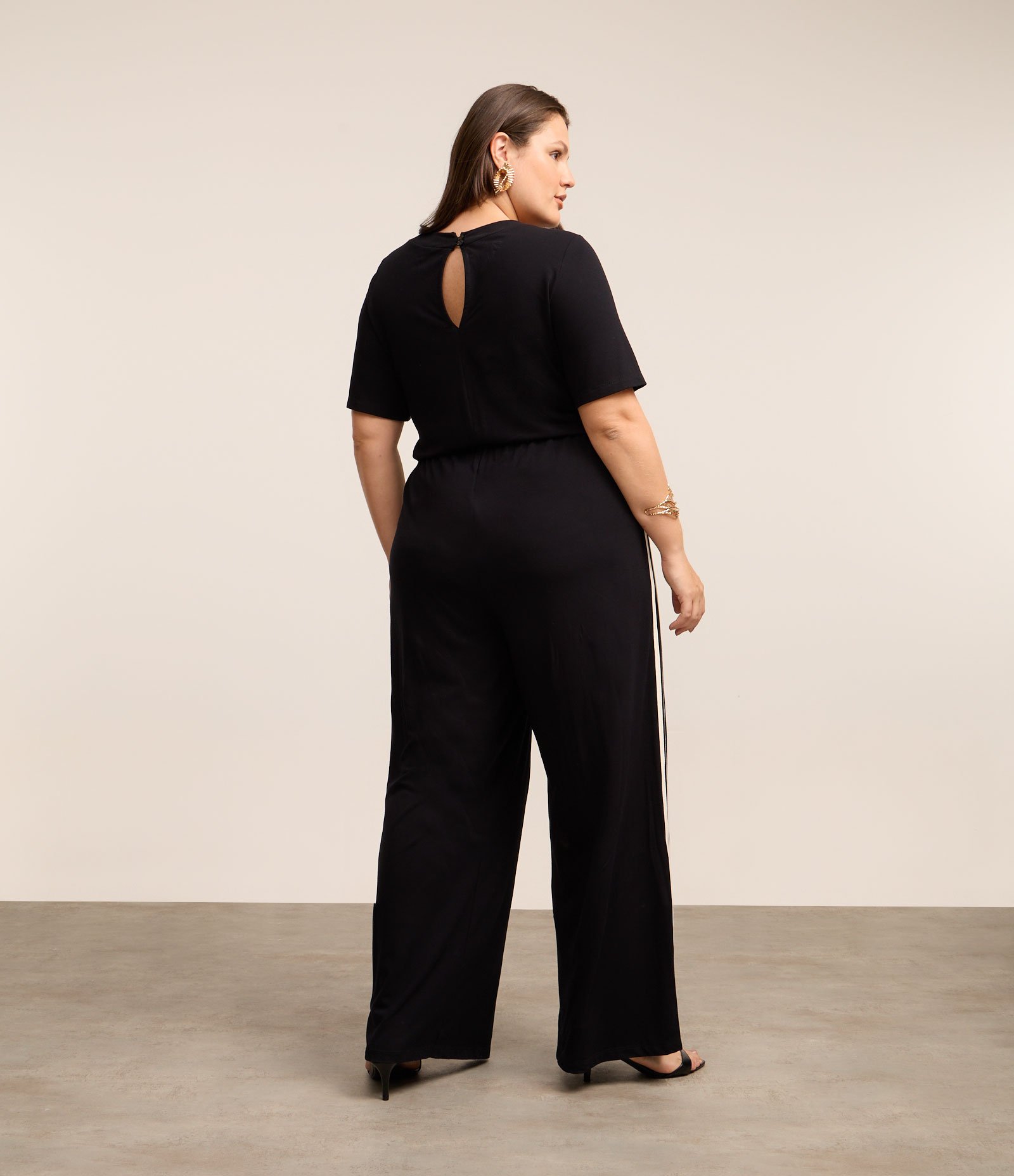Macacão em Viscose com Decote Transpassado Curve & Plus Size Preto 2