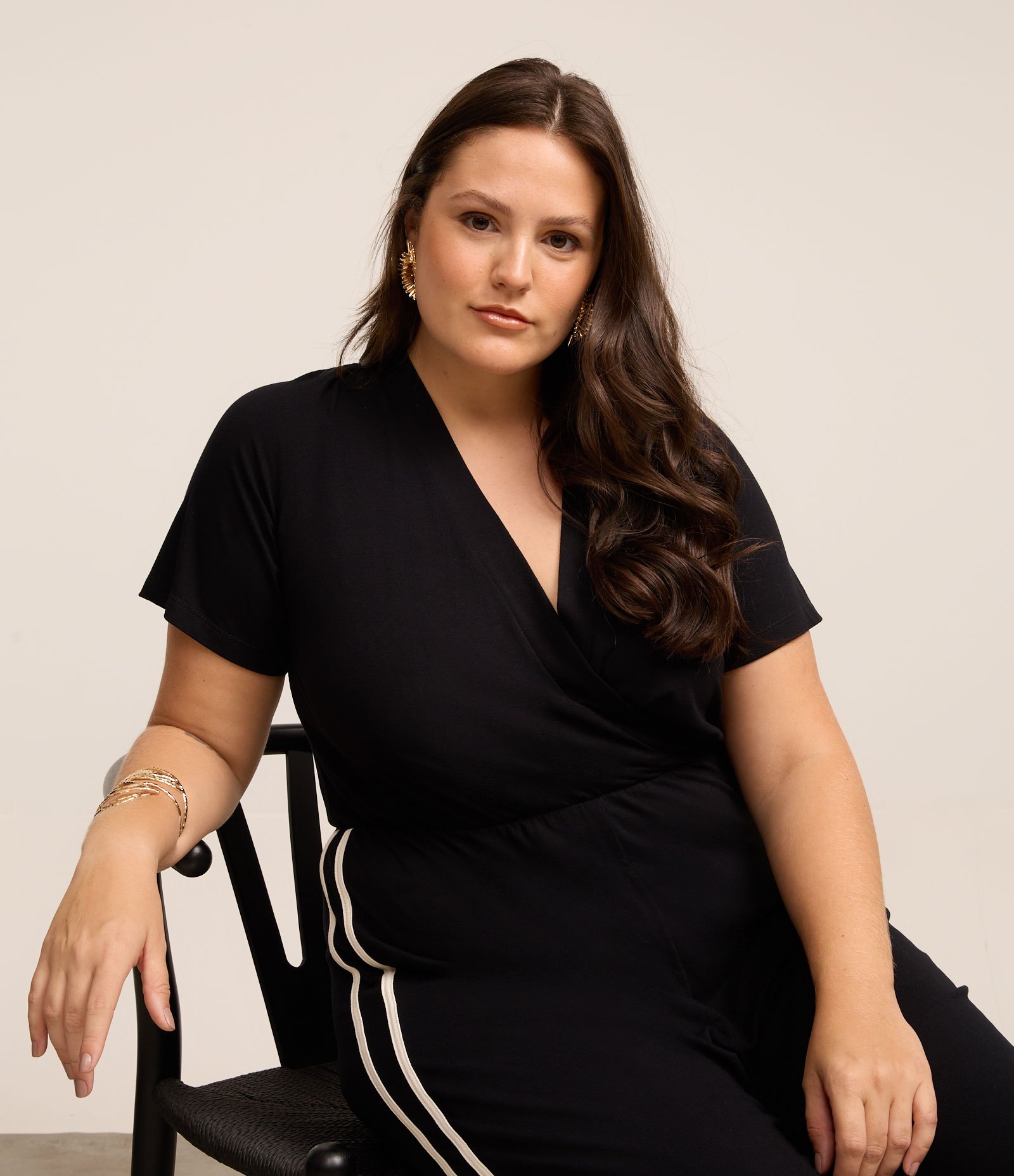 Macacão em Viscose com Decote Transpassado Curve & Plus Size Preto 4