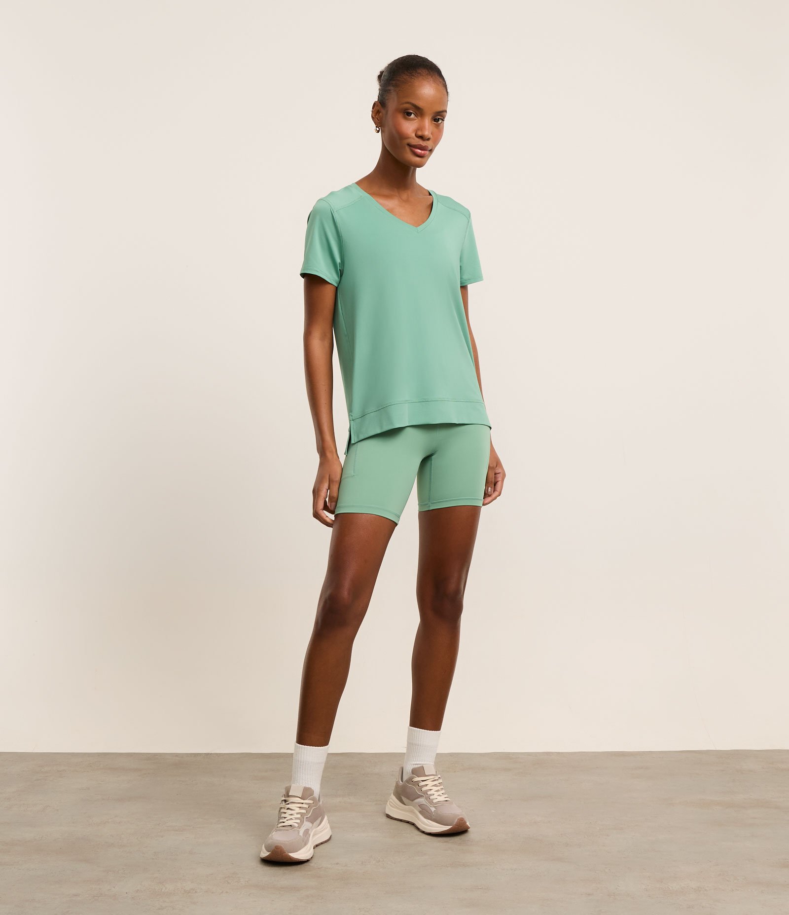 Camiseta Esportiva em Microfibra Furadinha com Barra Mullet Verde 2