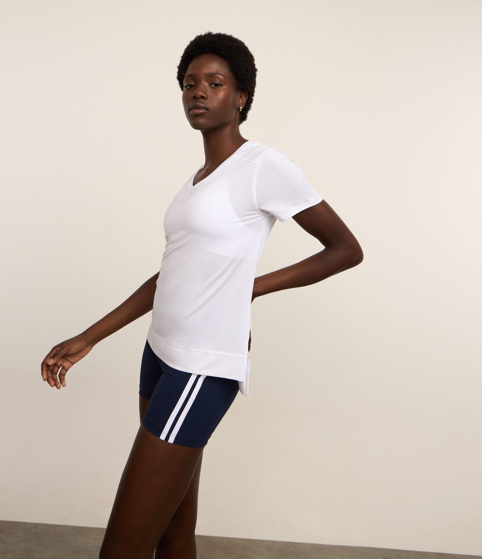 Camiseta Esportiva em Microfibra Furadinha com Barra Mullet Branco 1