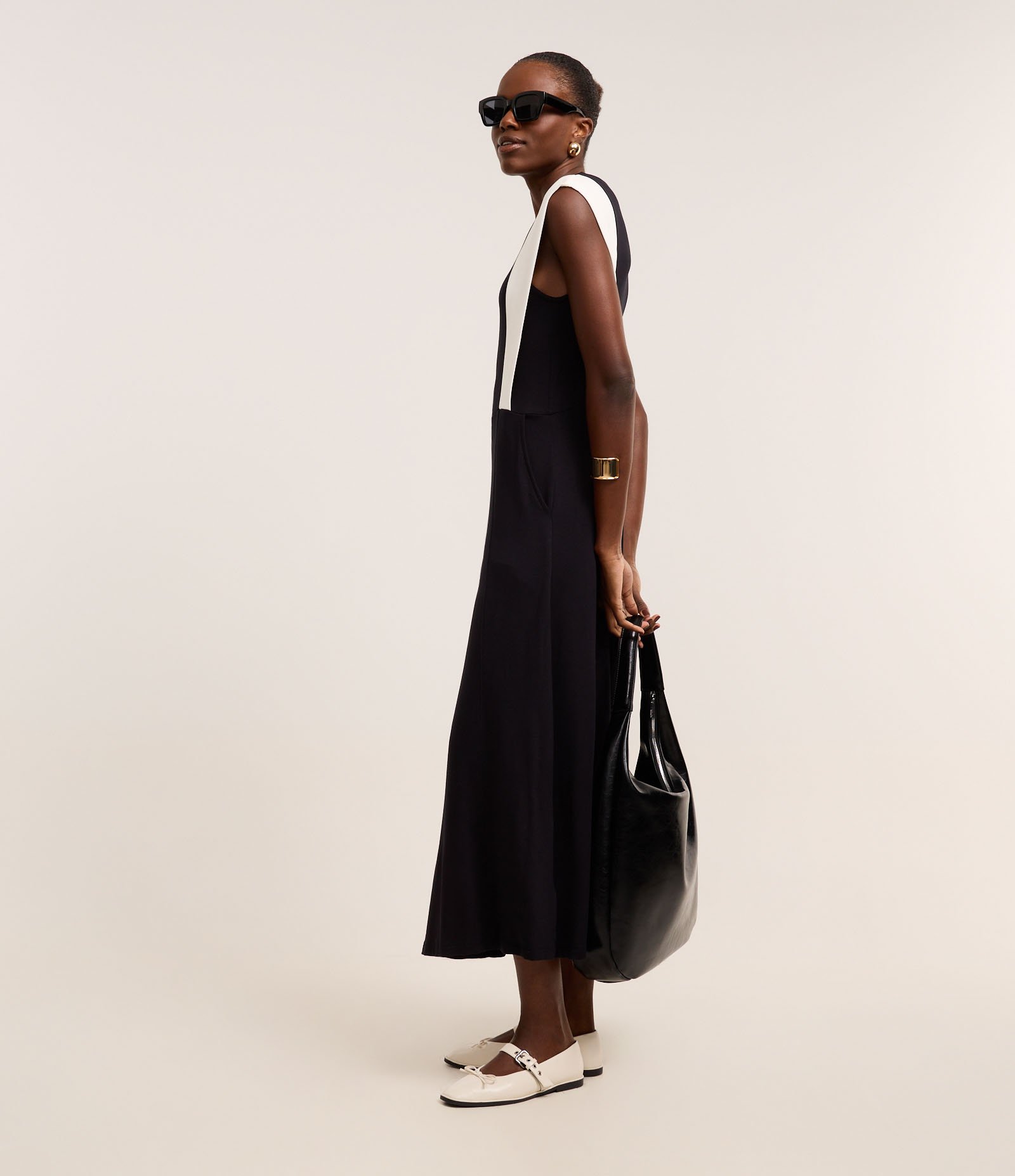 Vestido Evasê Midi em Moletinho com Recorte Contrastante Preto/ Branco 4