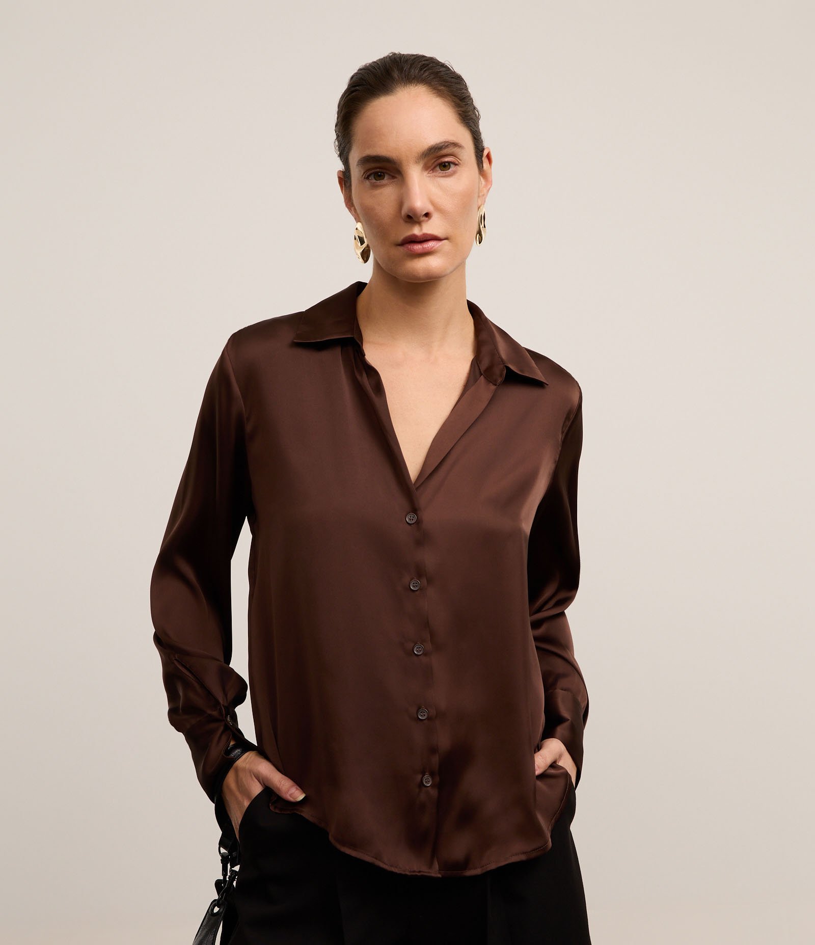 Camisa em Cetim com Recortes e Caimento Leve Marrom 1