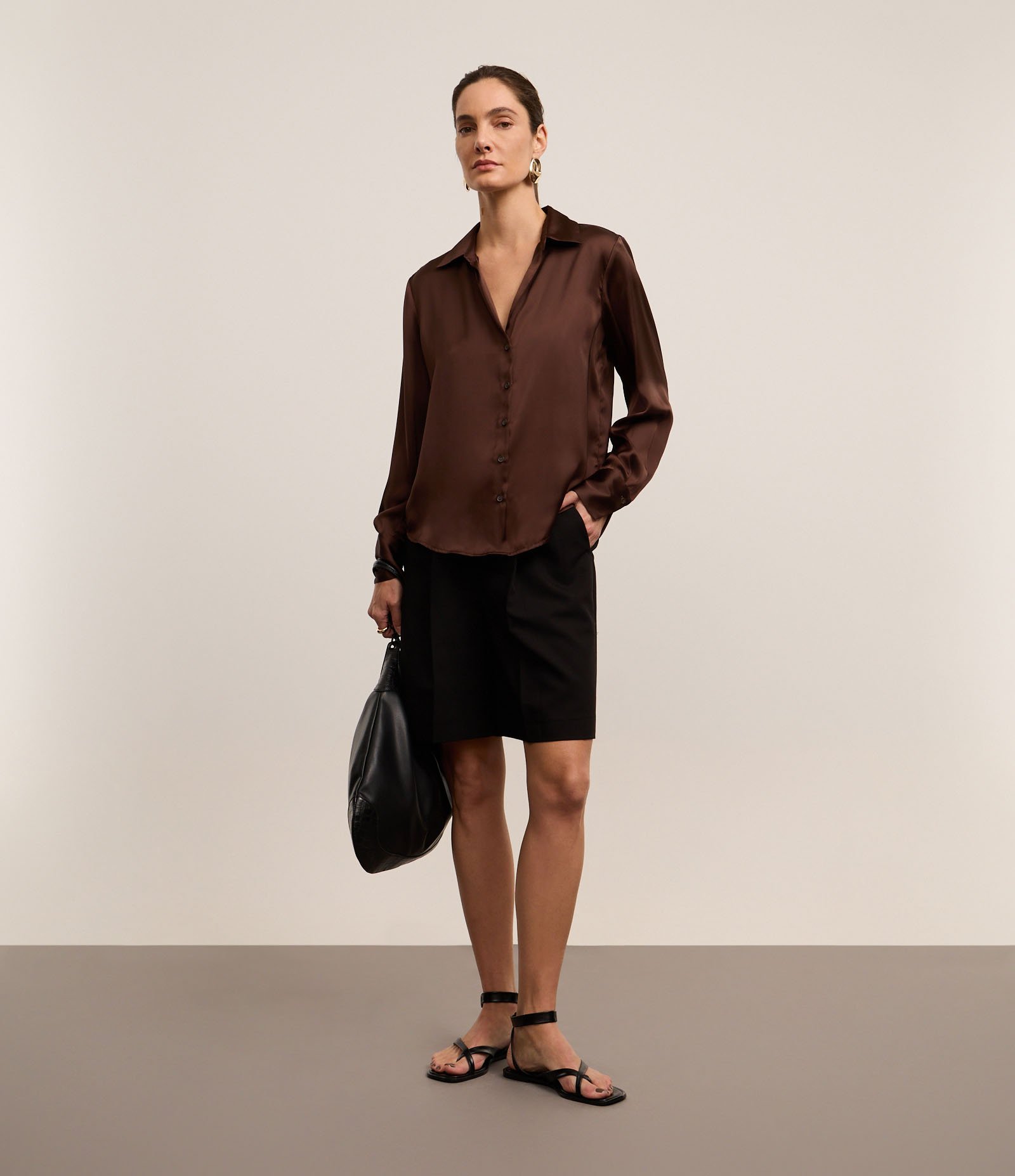 Camisa em Cetim com Recortes e Caimento Leve Marrom 2