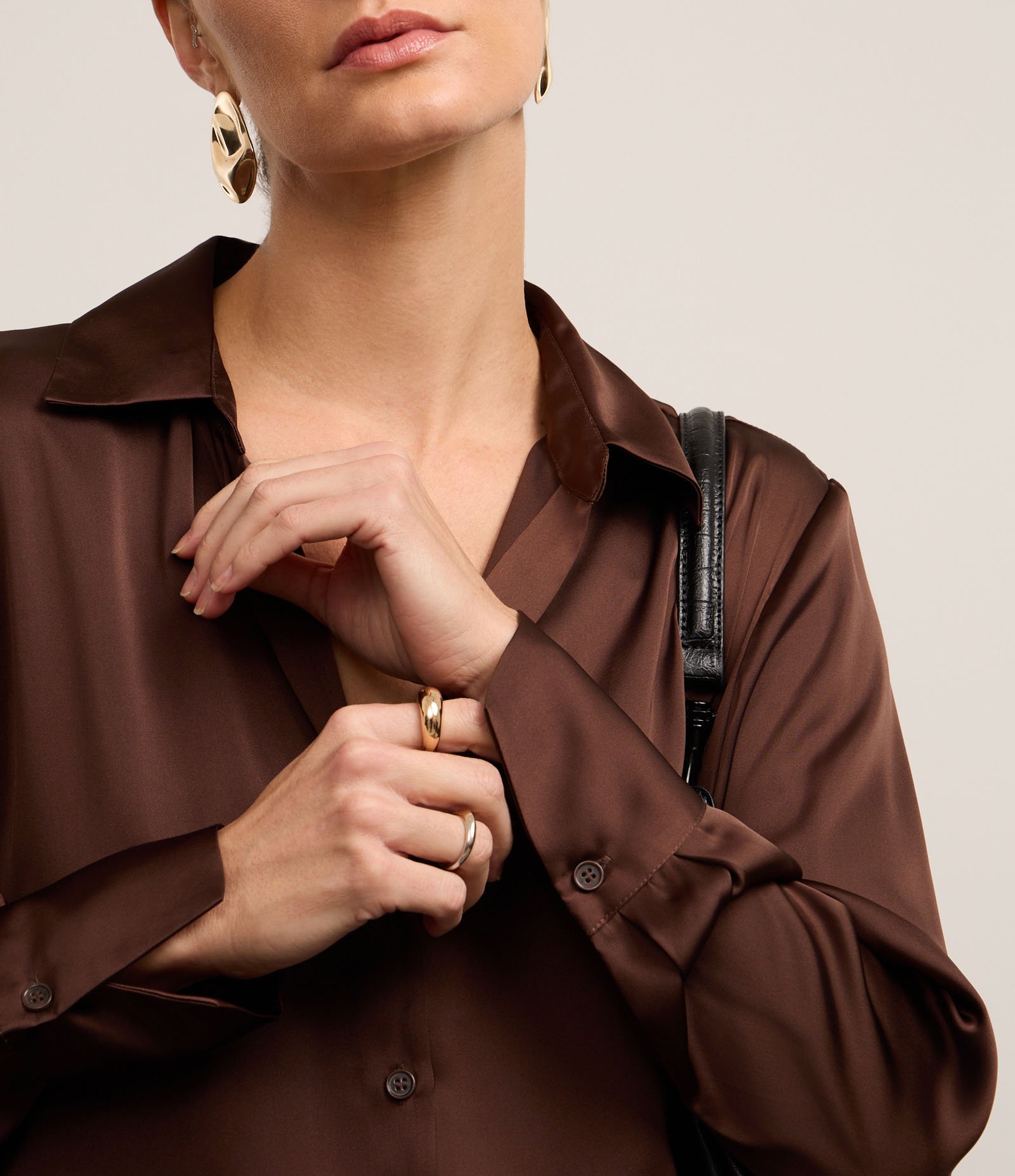 Camisa em Cetim com Recortes e Caimento Leve Marrom 3