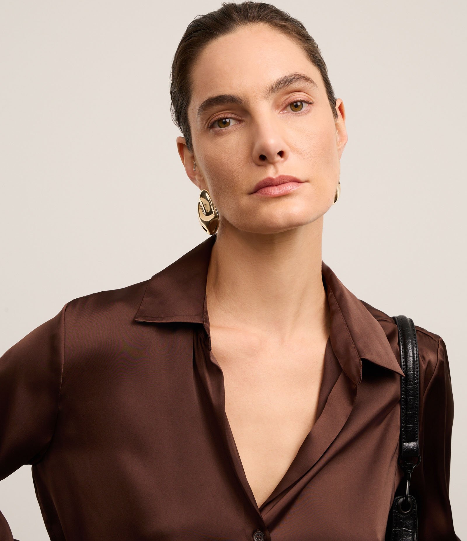 Camisa em Cetim com Recortes e Caimento Leve Marrom 4