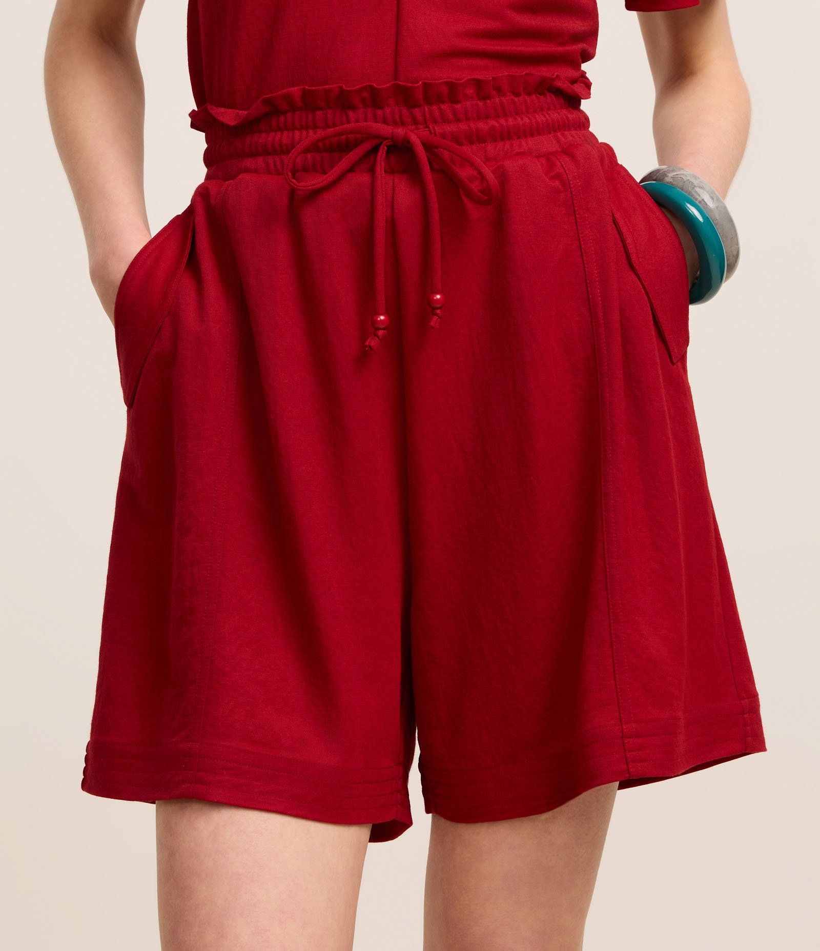 Short Reto Cintura Alta com Elástico Amarração e Bolso com Lapelas Vermelho 3