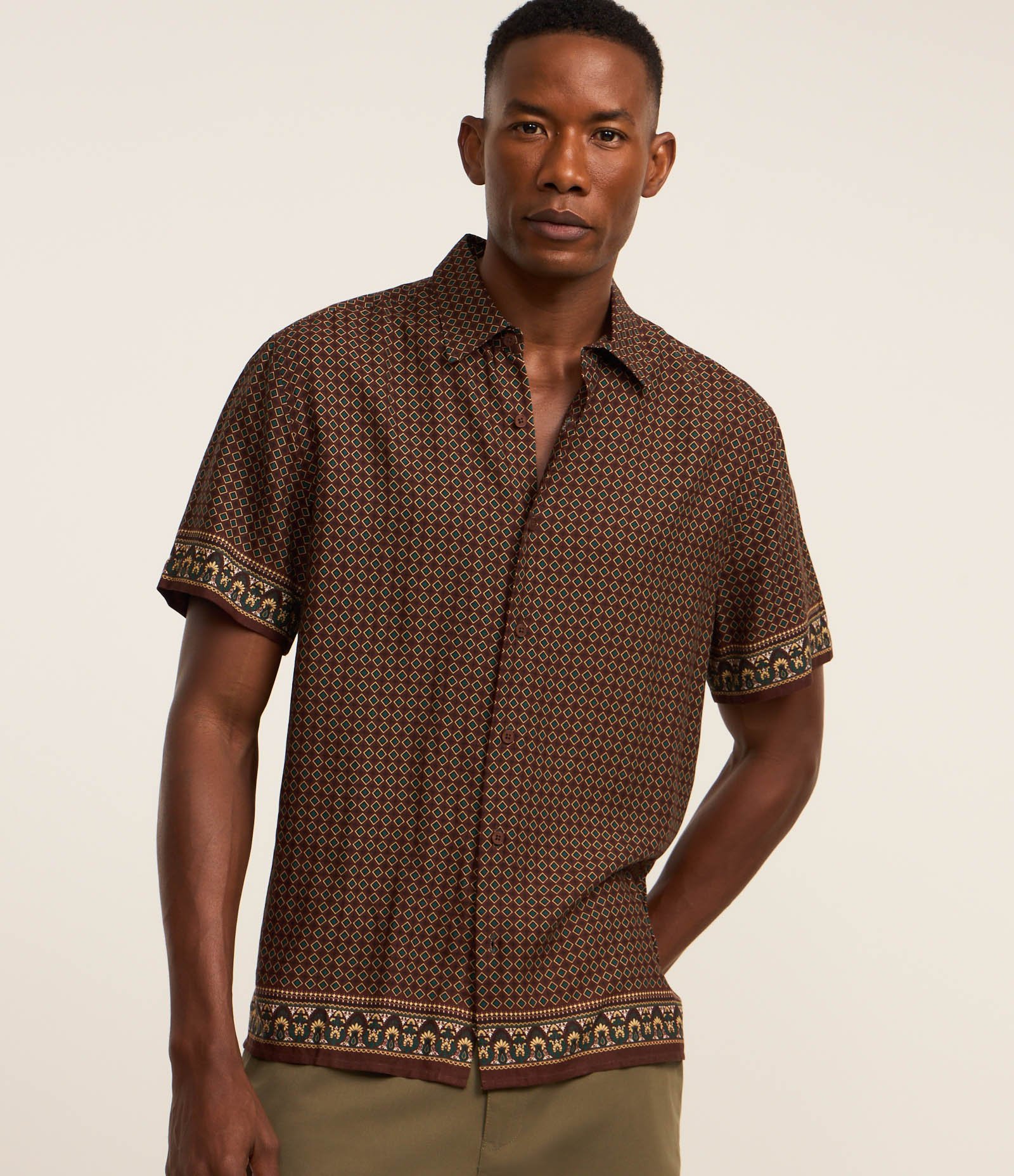 Camisa Comfort em Viscolinho com Estampa Geométrica Marrom 1