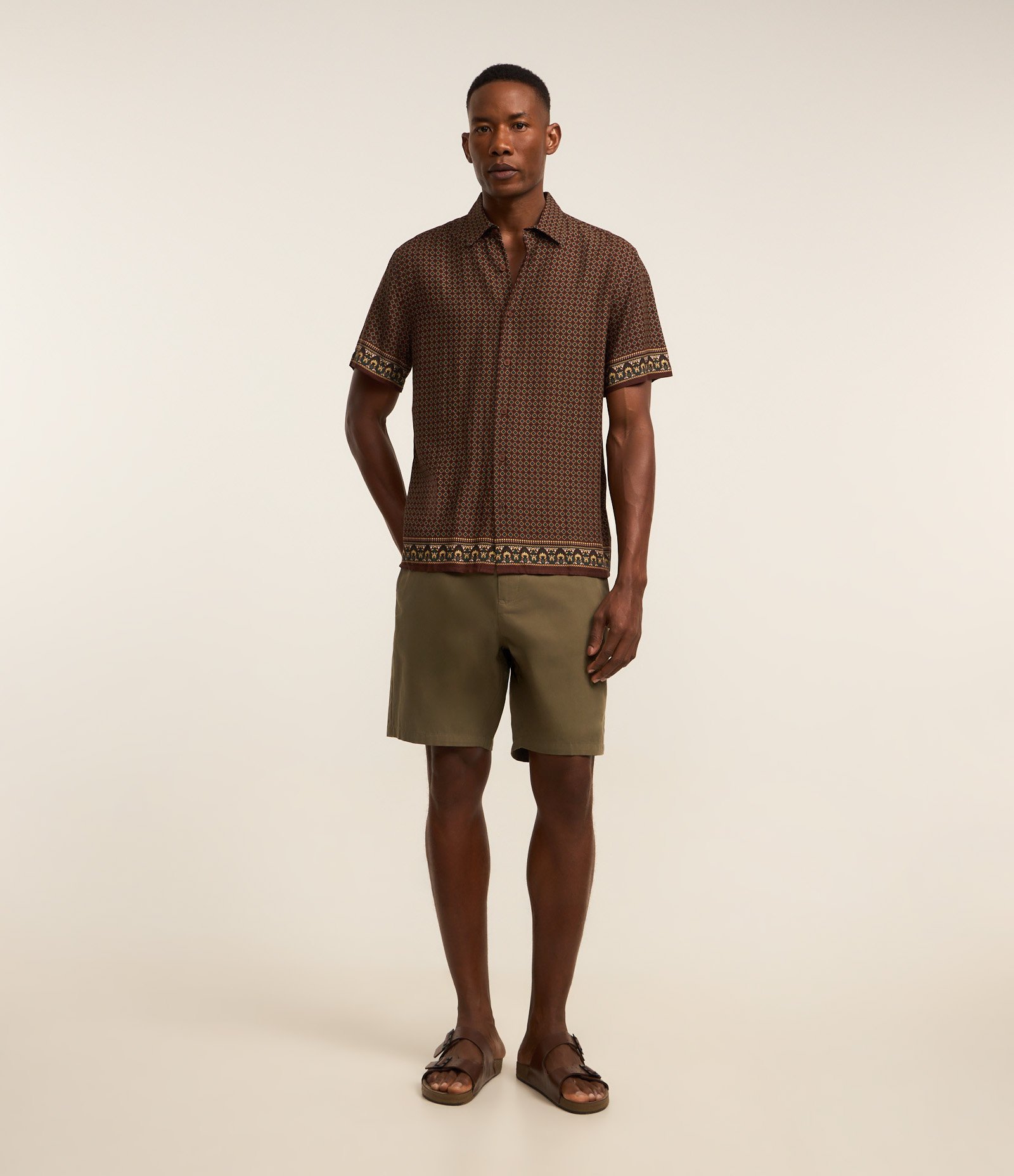 Camisa Comfort em Viscolinho com Estampa Geométrica Marrom 2