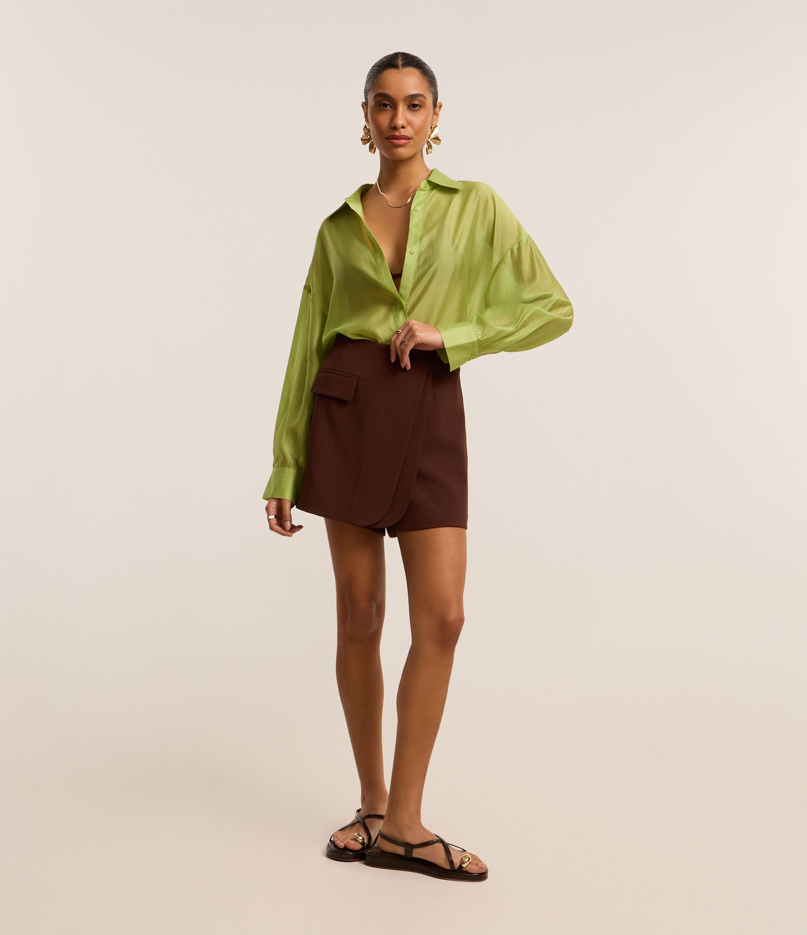 Short Saia Alfaiatado com Textura Maquinetada e Detalhe Camadas Marrom 1