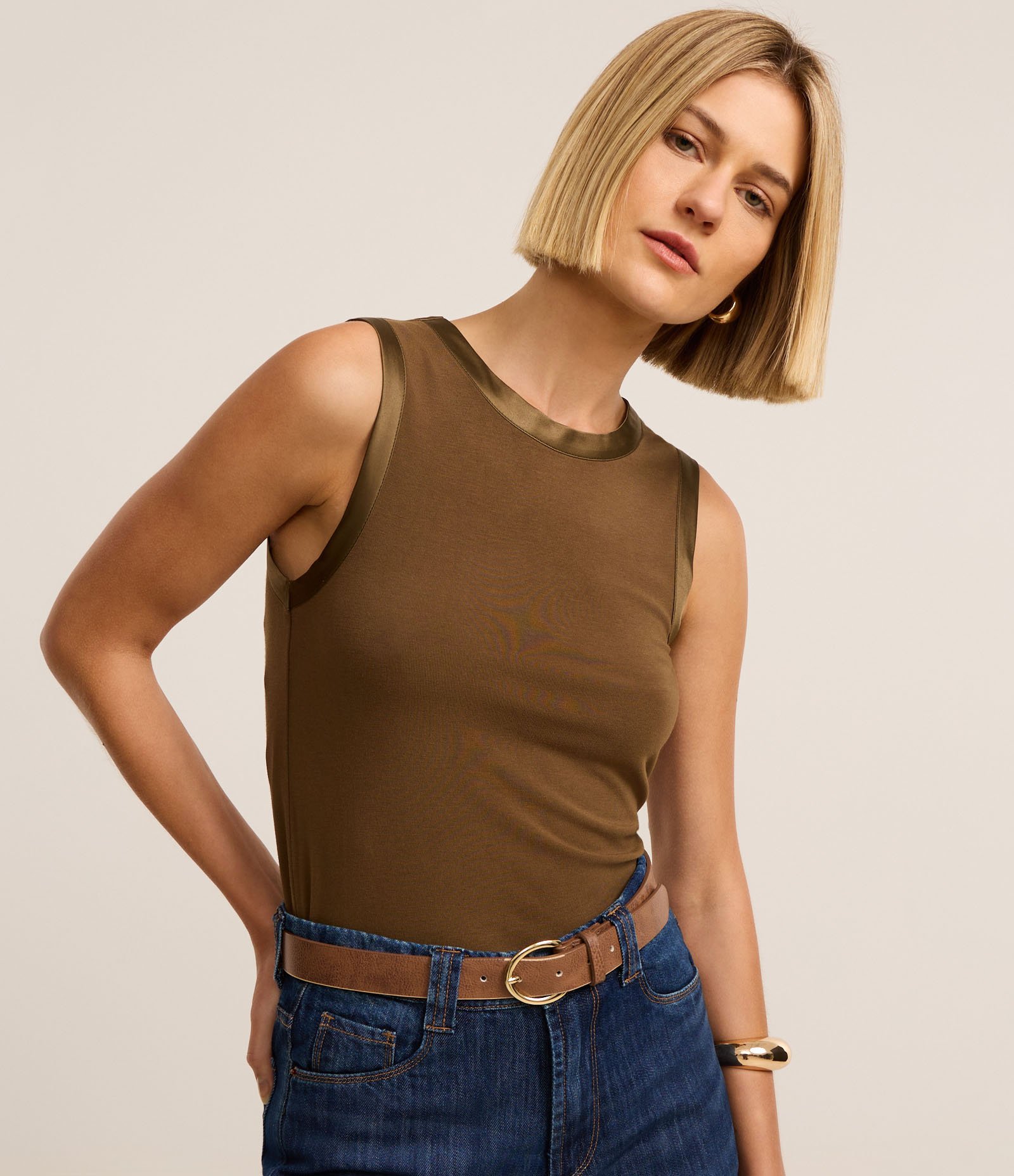 Blusa em Viscose com Cava Acetinada Castanho Escuro 1