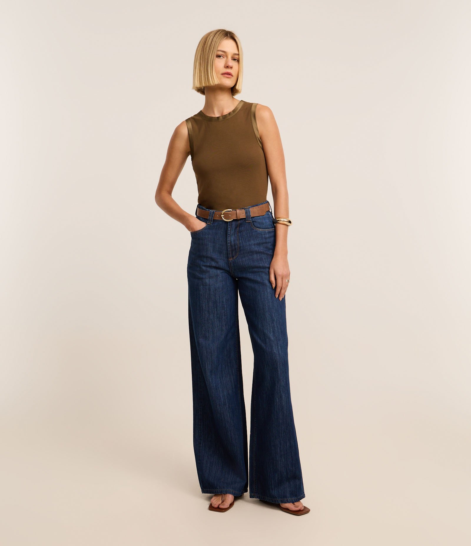 Blusa em Viscose com Cava Acetinada Castanho Escuro 2