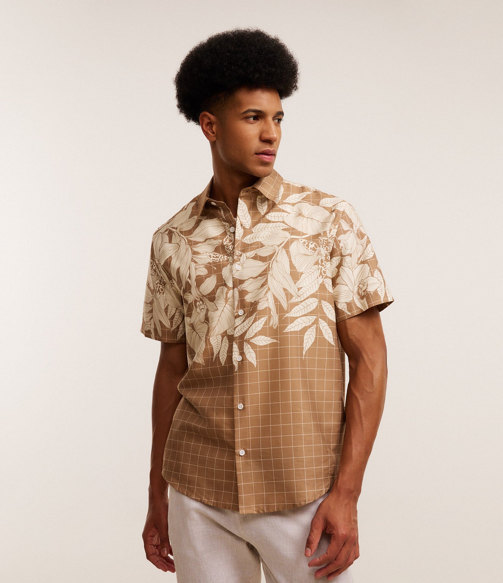 Camisa Comfort em Liocel com Estampa Floral Marrom 1