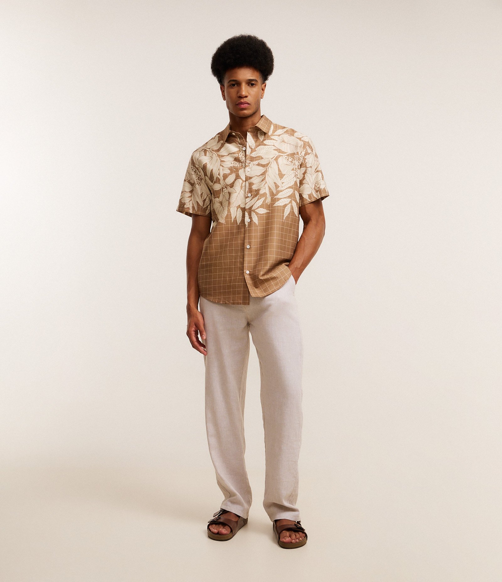 Camisa Comfort em Liocel com Estampa Floral Marrom 4