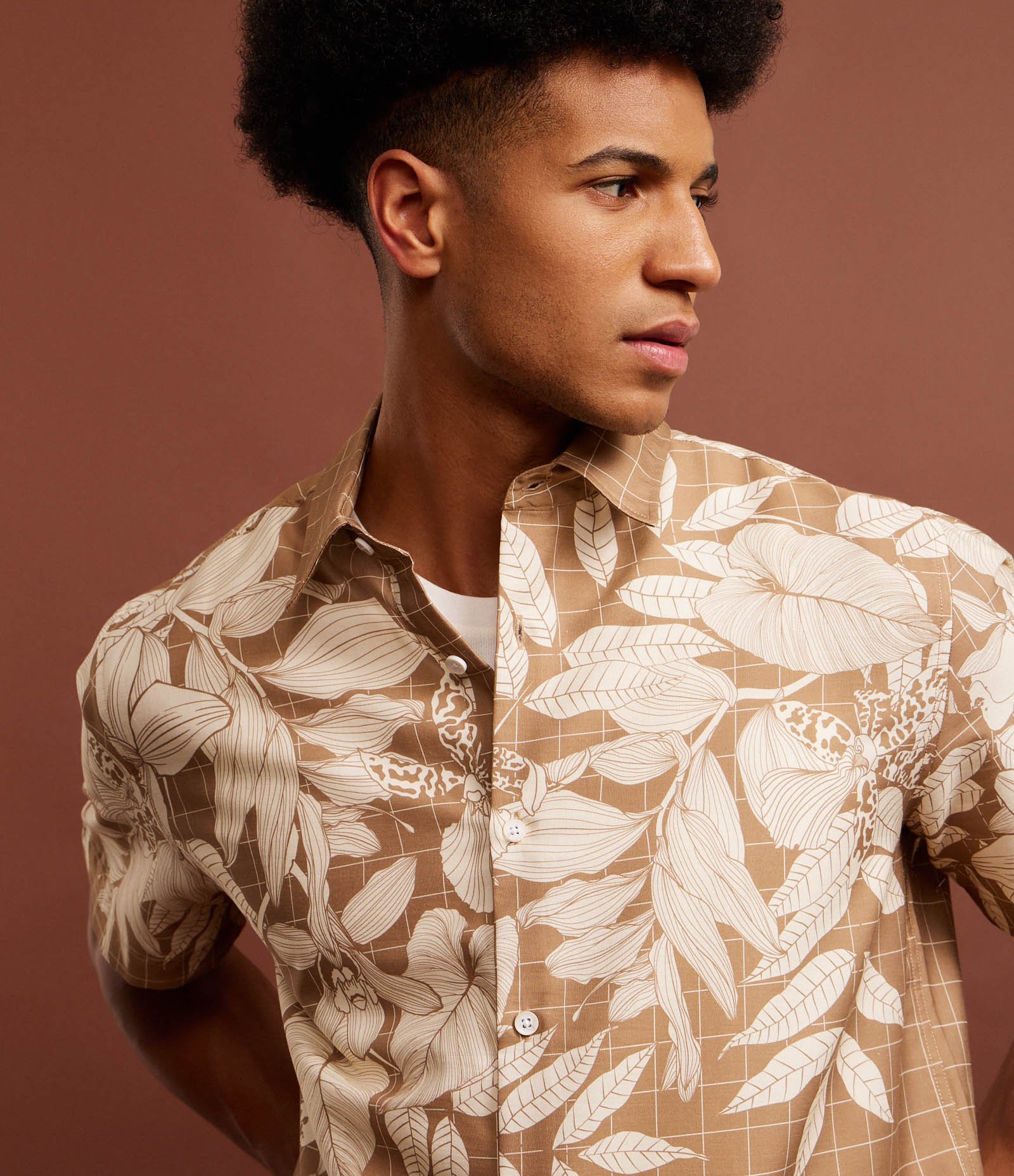 Camisa Comfort em Liocel com Estampa Floral Marrom 5