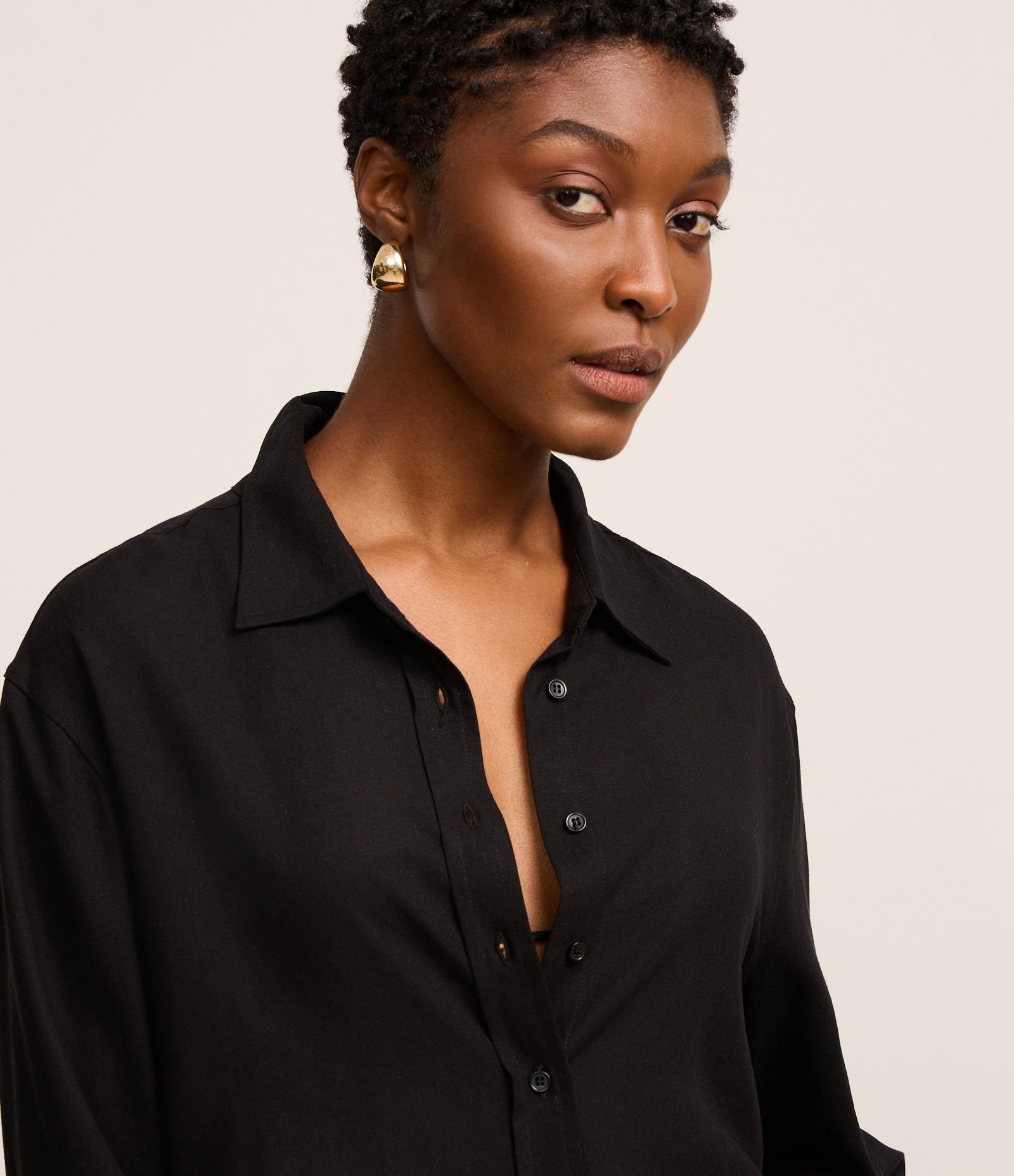 Camisa Viscolinho com Abotoamento Frontal Preto 4