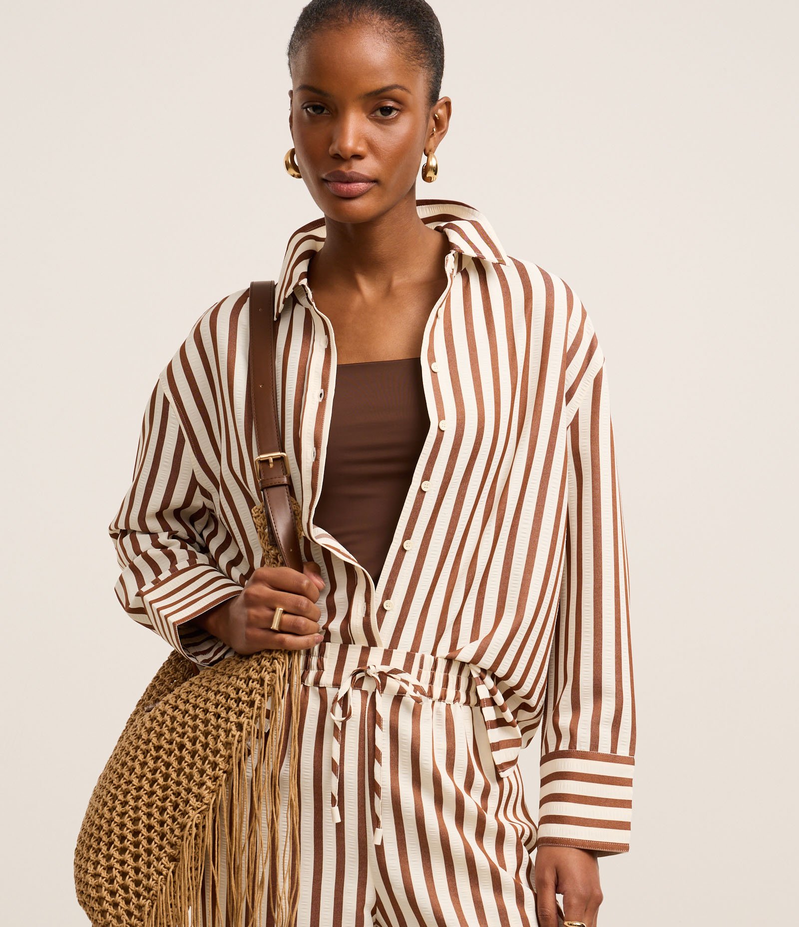 Camisa Anarruga com Listras e Abotoamento Frontal Marrom 1